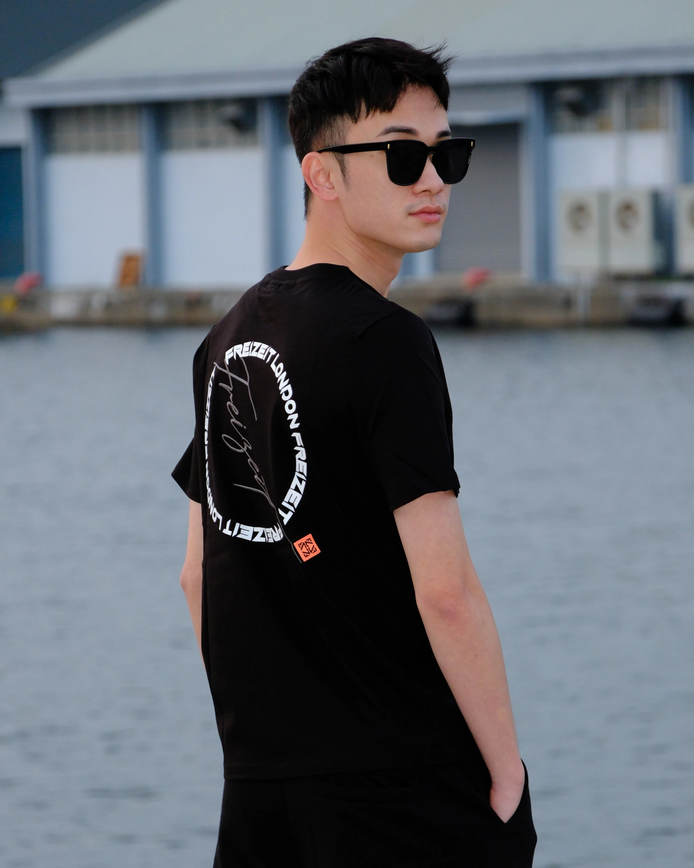 【Freizeit費瑞特】草寫字母｜短袖(黑)