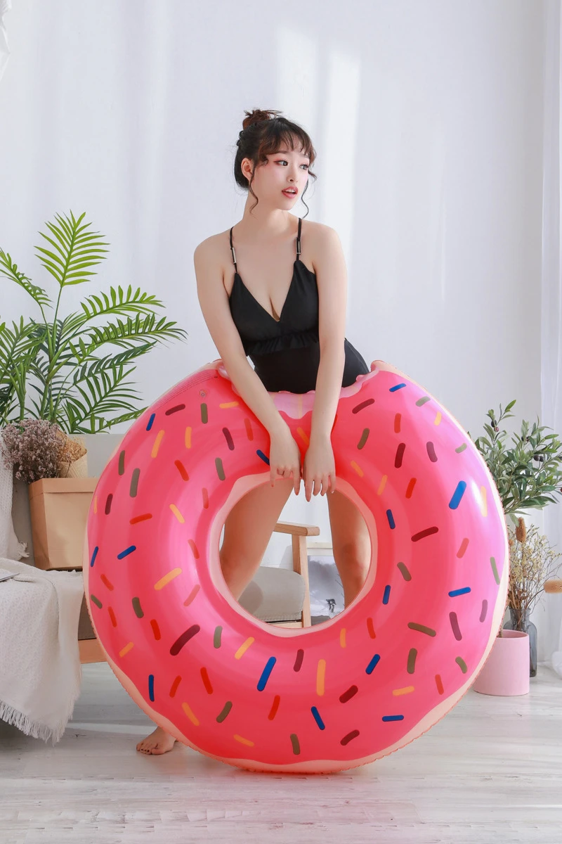 粉甜甜圈咬一口泳圈