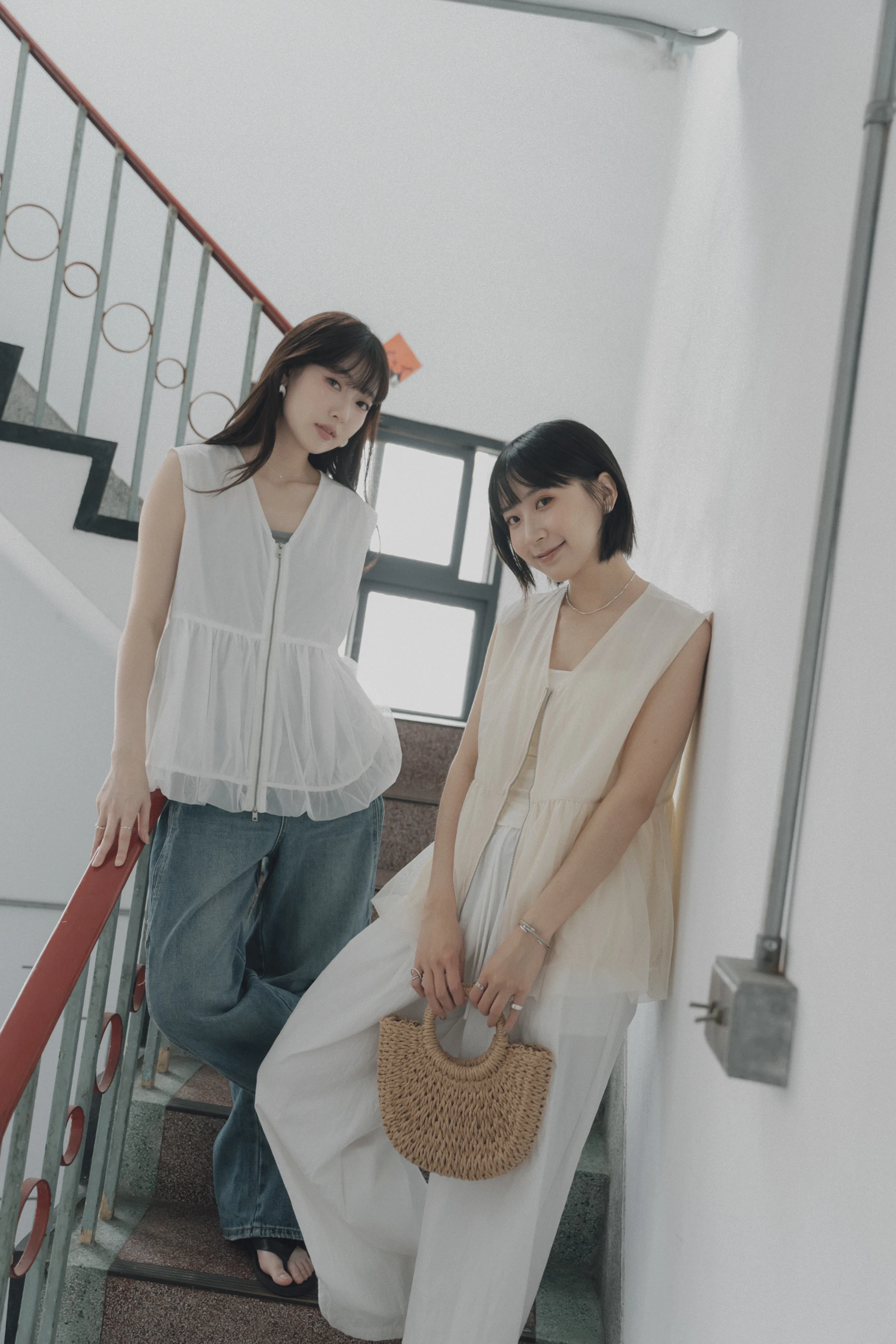 6MA07-上品！besuto' 日系品味氣質V領拉鍊紗感背心上衣 / 3 colors.