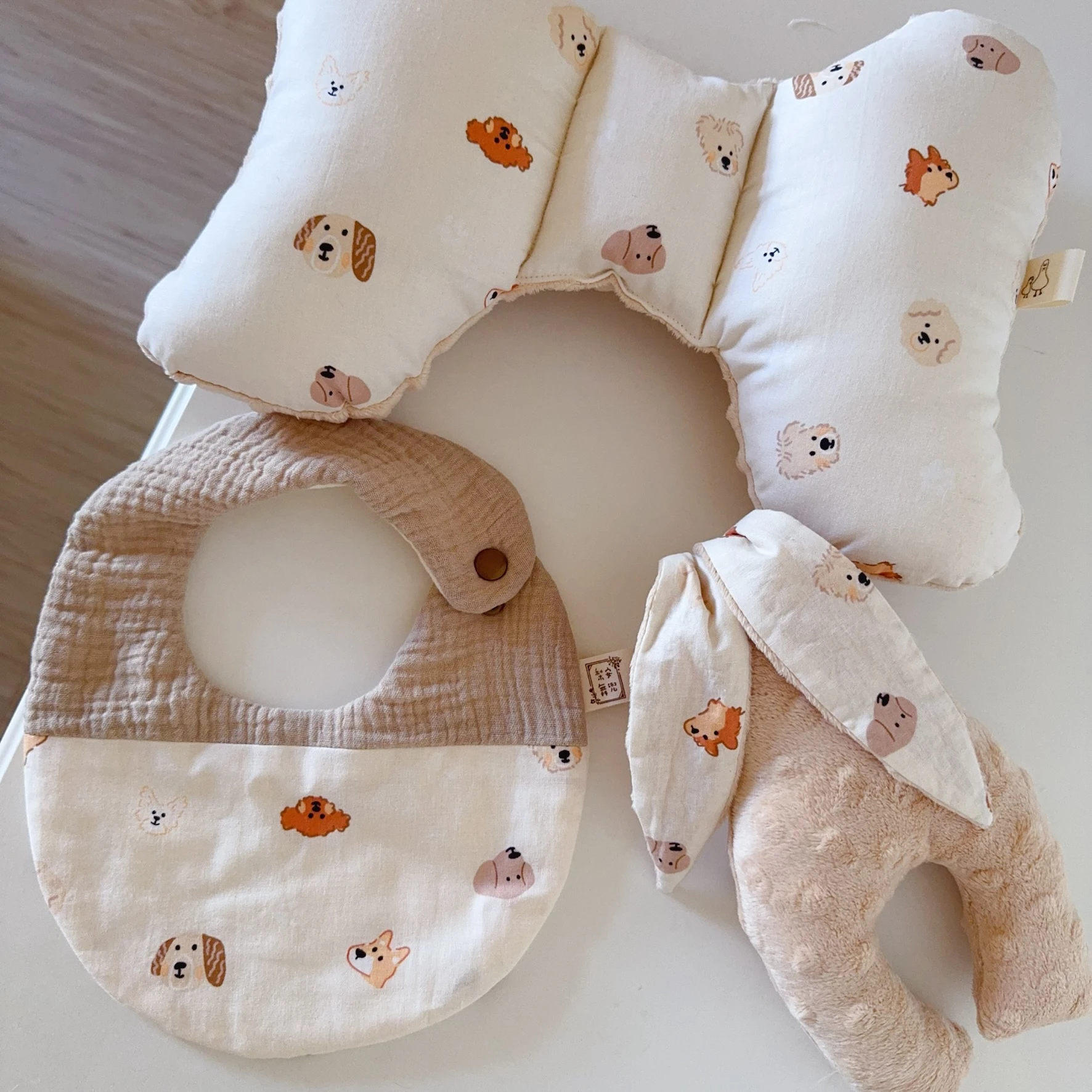 汪星探險 Puppy Quest 蝴蝶枕 圍兜 樂豆兔