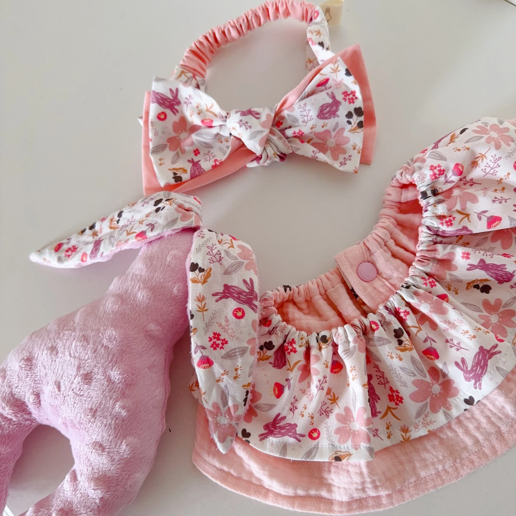(5天快出)花間粉兔 Floral Bunny Meadow 嬰兒禮物三件組 荷葉圍兜 扭結髮帶 安撫樂豆兔