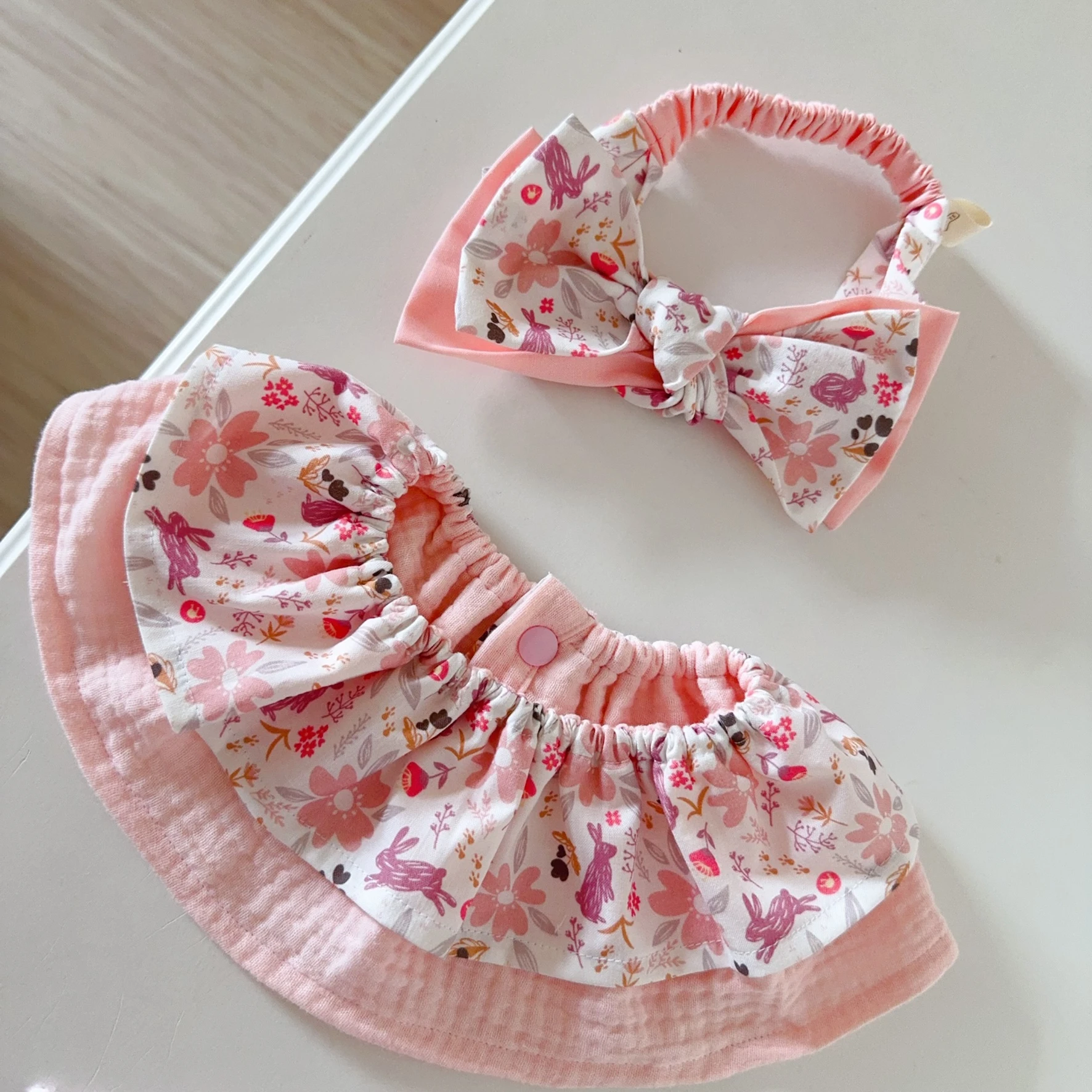 (5天快出)花間粉兔 Floral Bunny Meadow 荷葉圍兜 寶寶髮帶