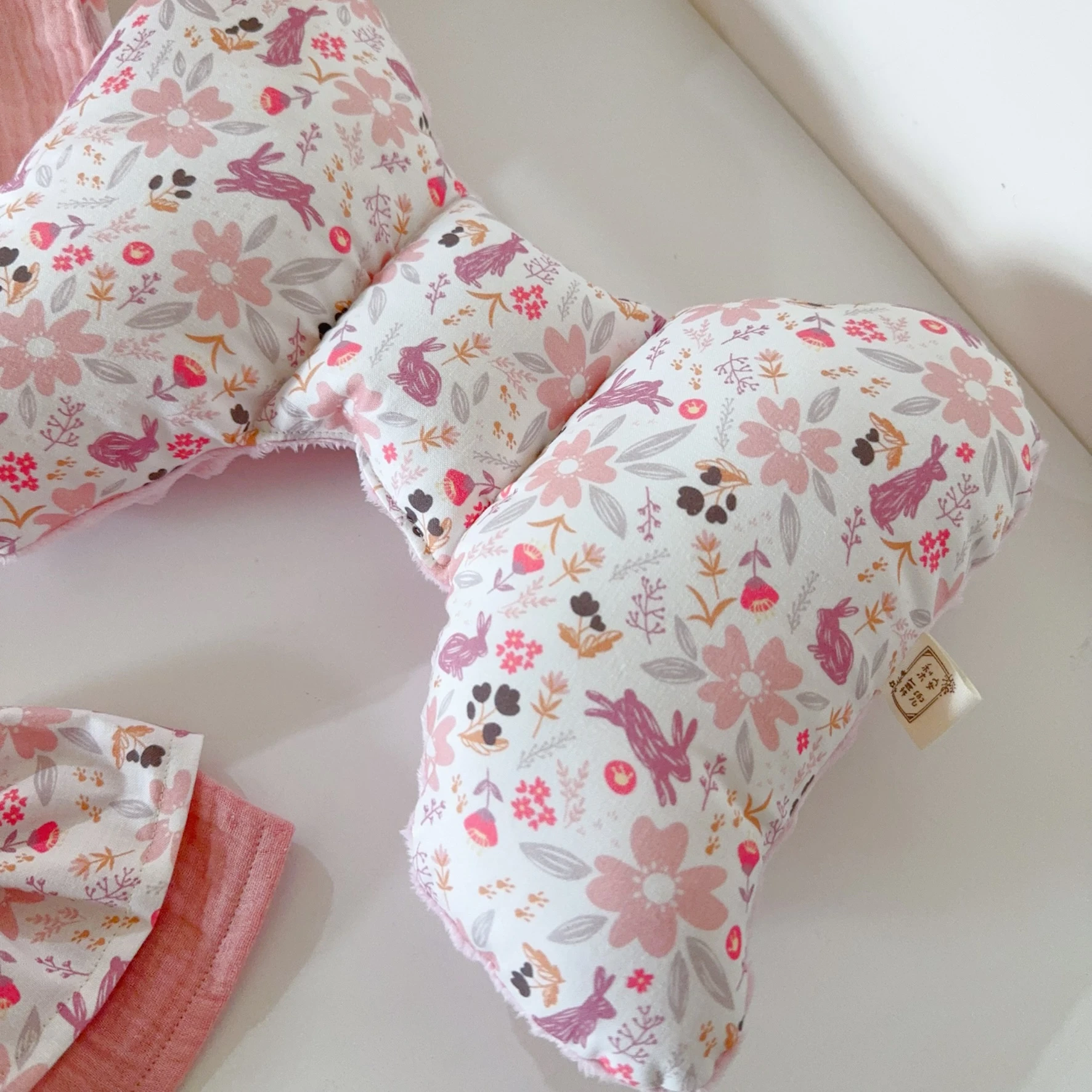 花間粉兔 Floral Bunny Meadow 手工天使蝴蝶枕 護頸枕 推車枕