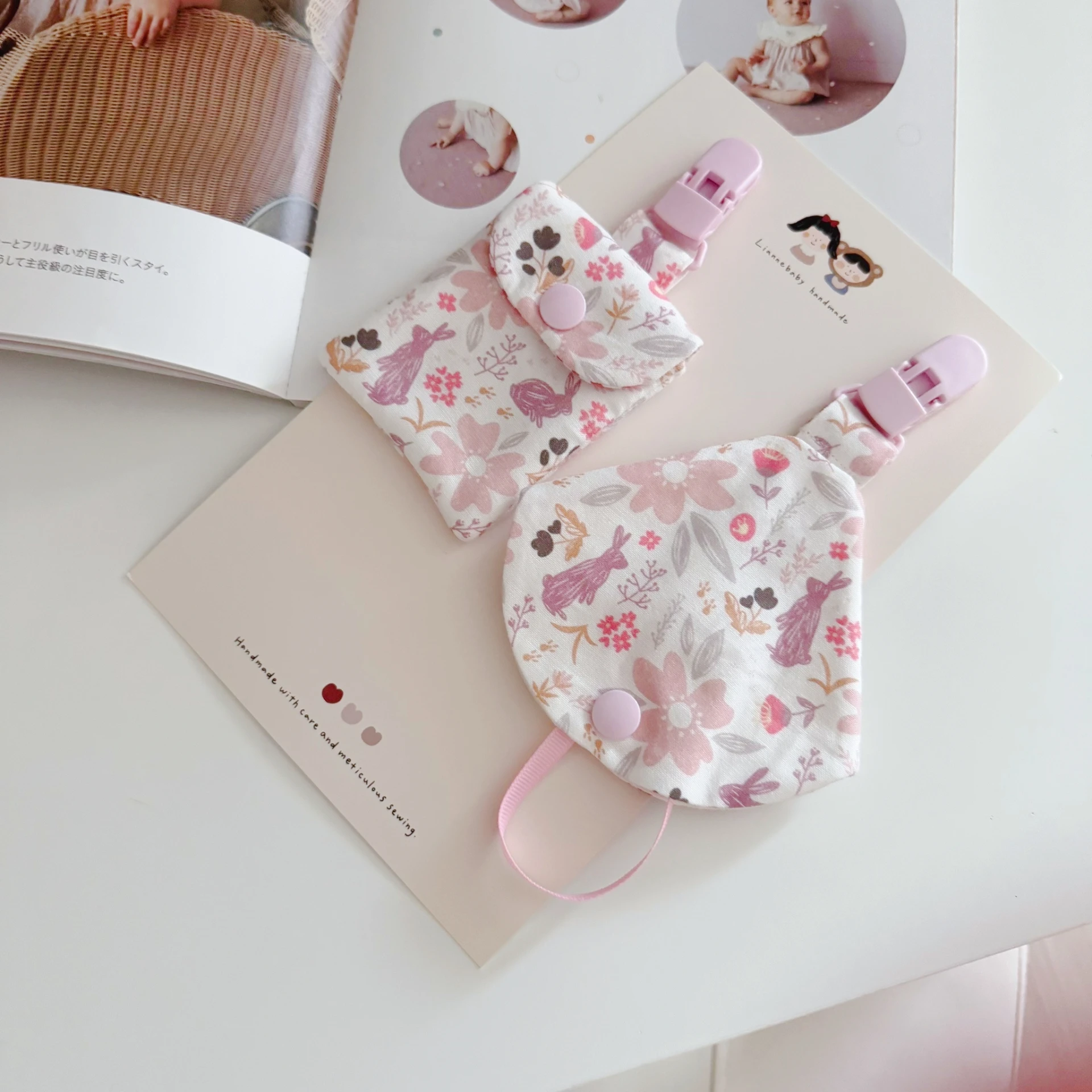 花間粉兔 Floral Bunny Meadow 奶嘴鍊+防塵套 平安符袋
