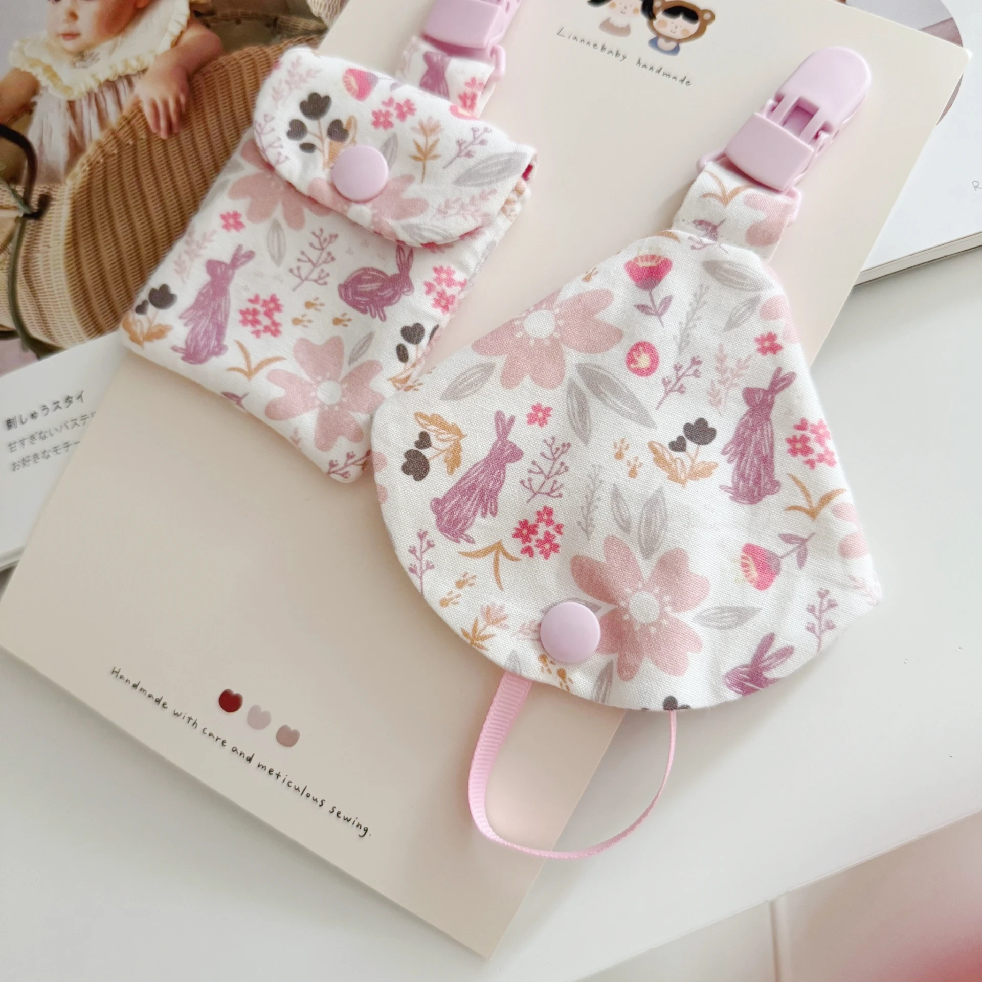 花間粉兔 Floral Bunny Meadow 奶嘴鍊+防塵套 平安符袋