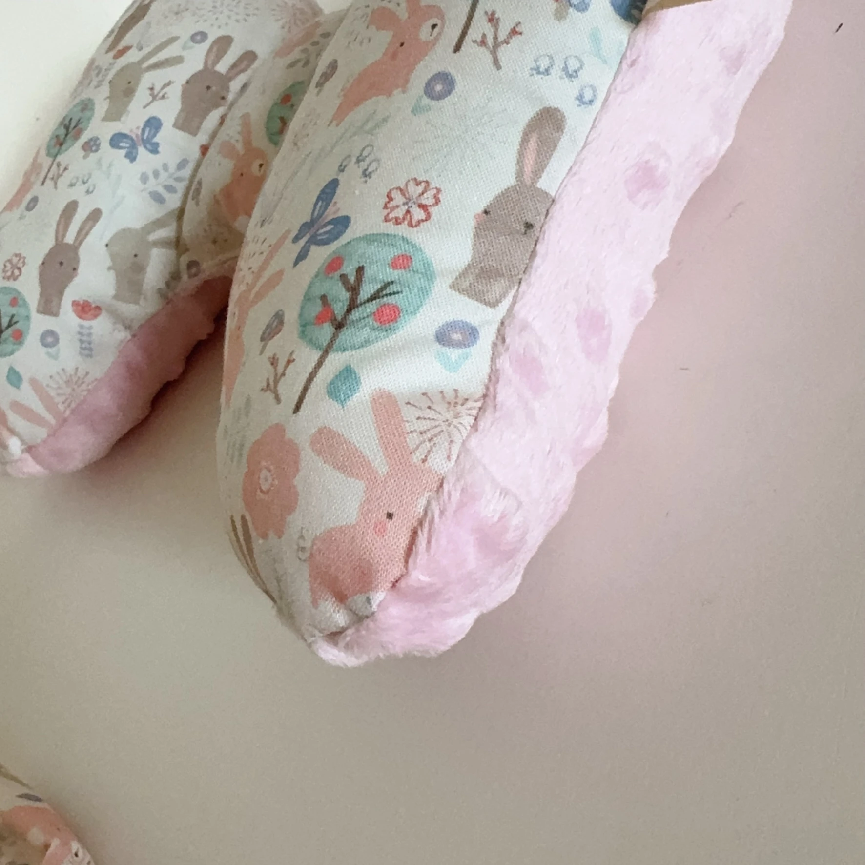 粉灰兔的花草生活 Blush & Grey Bunny Garden 手工寶寶蝴蝶枕 護頸枕