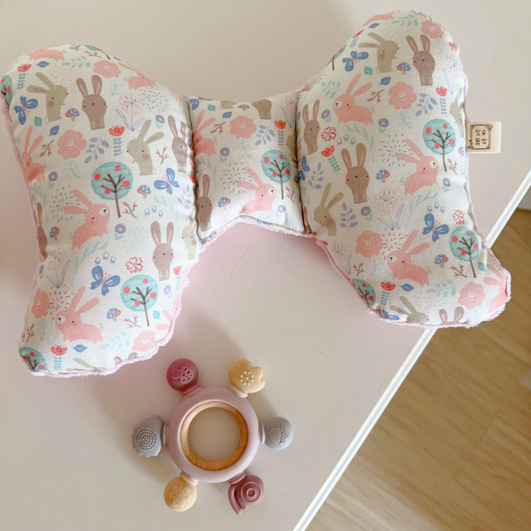 粉灰兔的花草生活 Blush & Grey Bunny Garden 手工寶寶蝴蝶枕 護頸枕