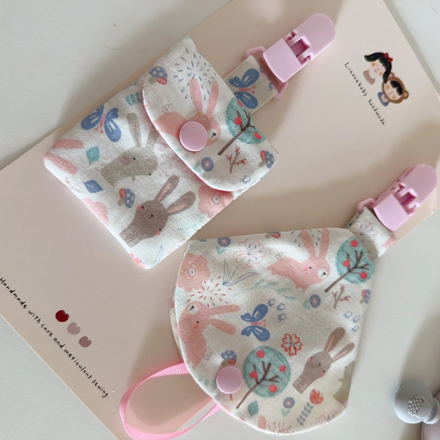 粉灰兔的花草生活 Blush & Grey Bunny Garden 嘴鍊+防塵套 平安符袋