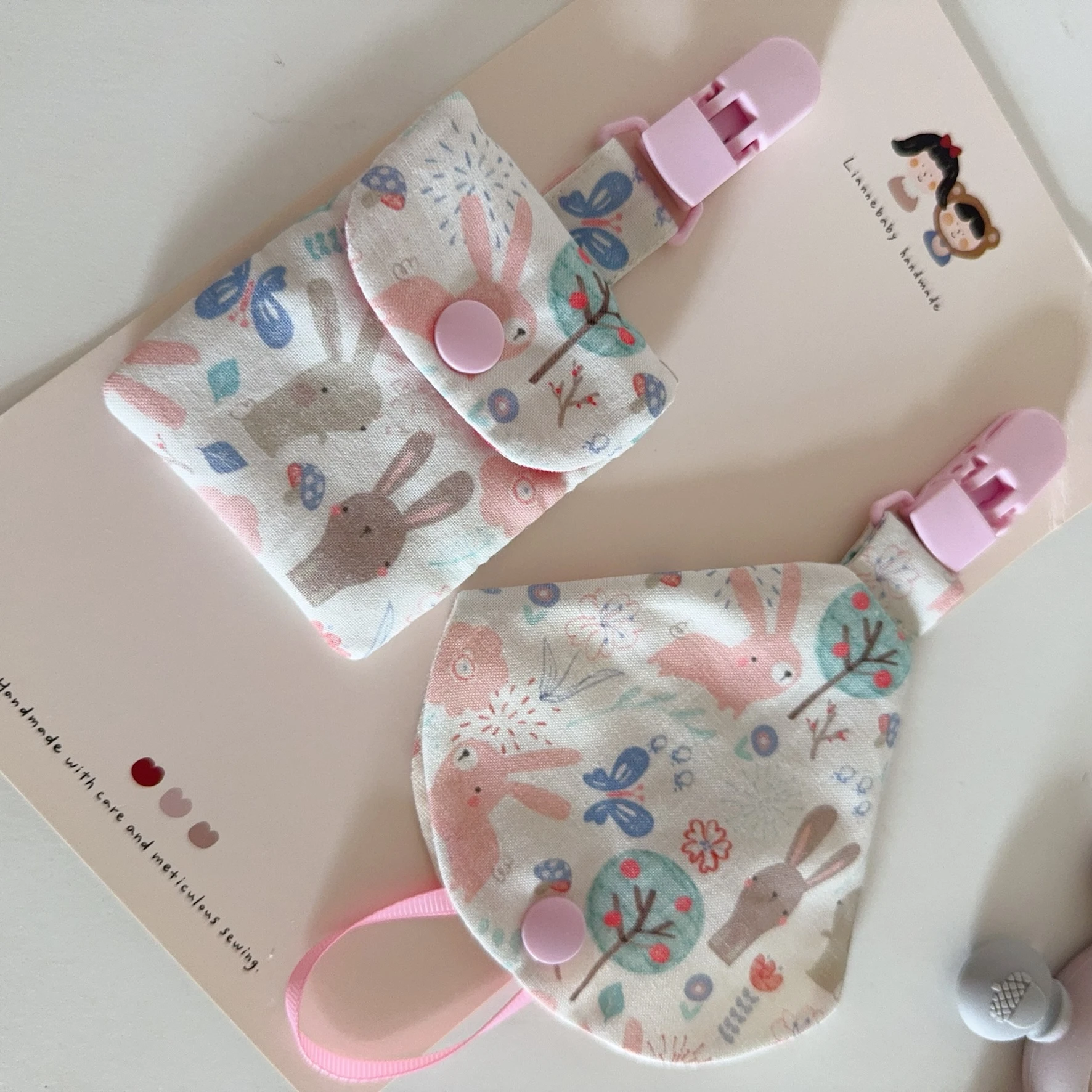 粉灰兔的花草生活 Blush & Grey Bunny Garden 嘴鍊+防塵套 平安符袋