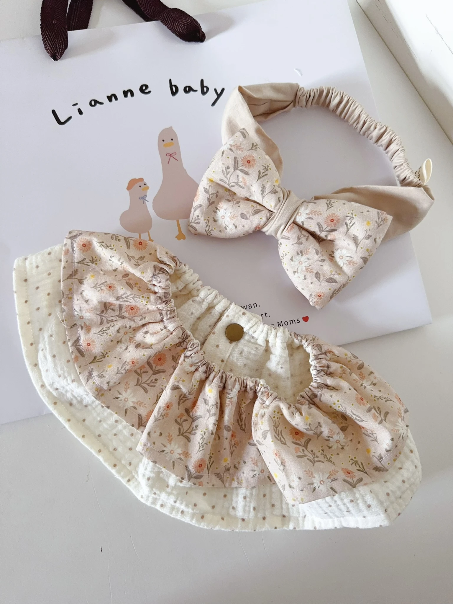 (5天快出)英國貴族碎花  British Aristocratic Bloom 荷葉圍兜+寶寶髮帶 Baby shower gifts