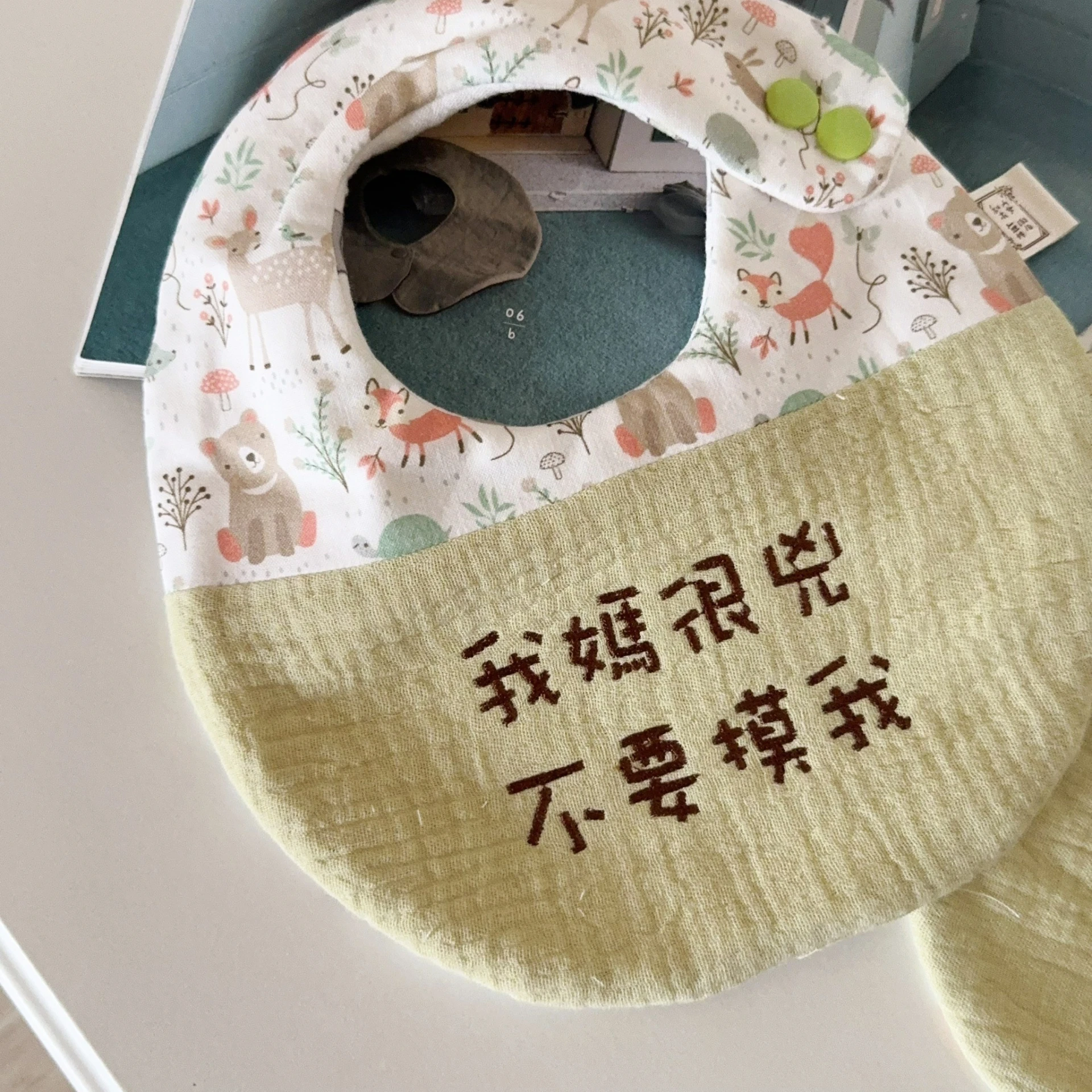 綠野莊園 Greenfield Manor 天然染色 繡字圍兜