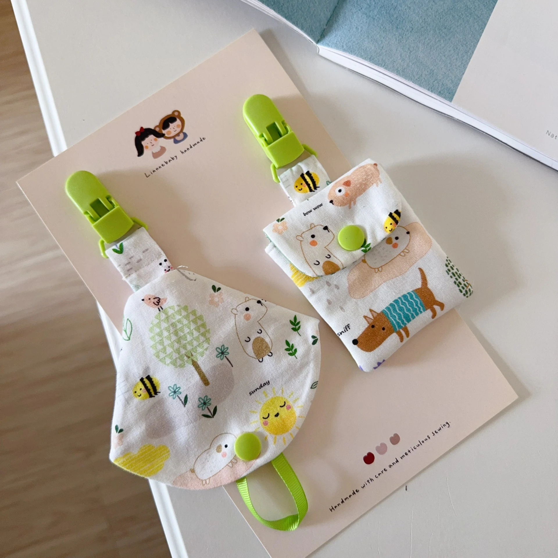 綠野莊園 Greenfield Manor 奶嘴鍊+防塵套 平安符袋