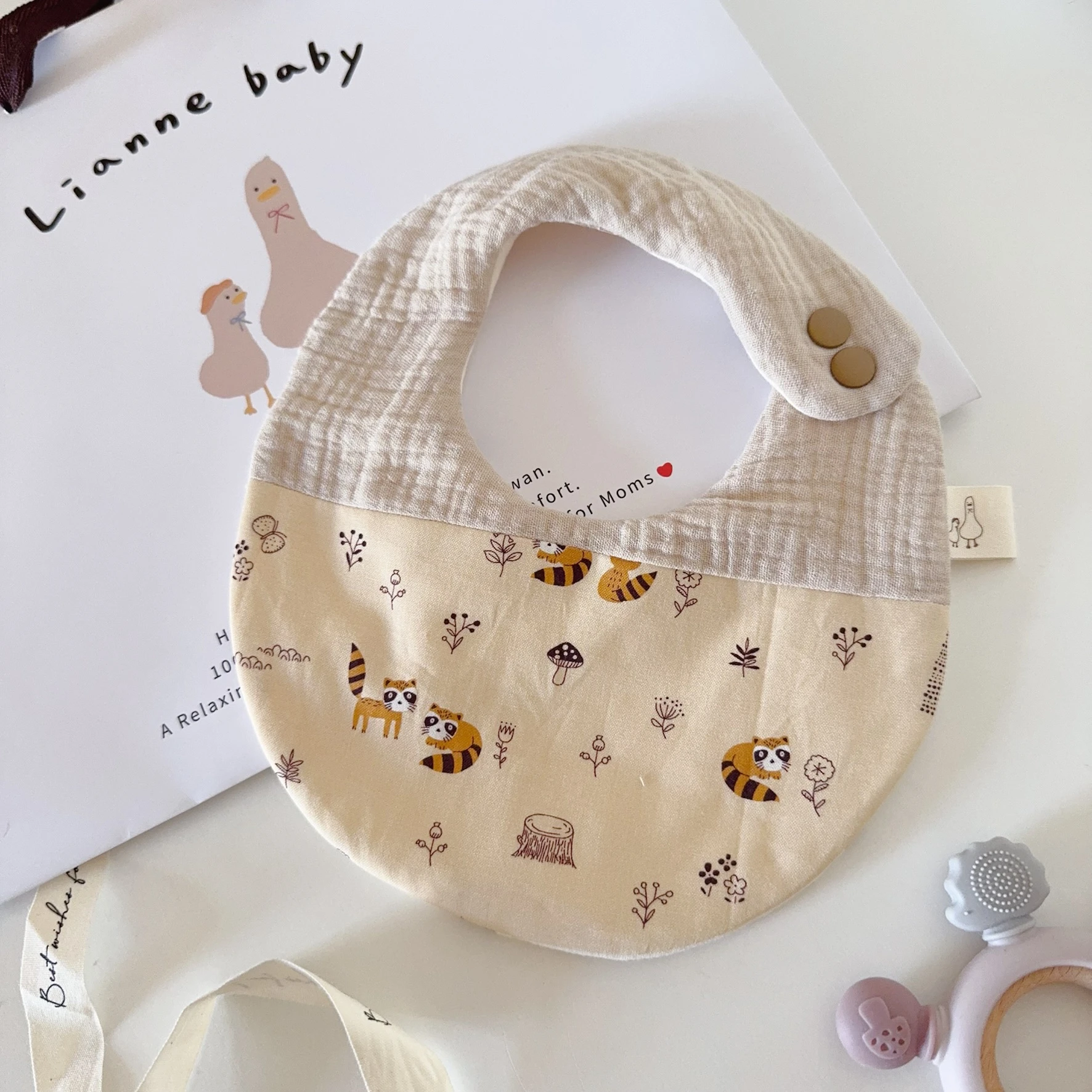 浣熊森林 Raccoon Meadow Playtime 天然染色皺紗 六層紗圍兜-卡其皺