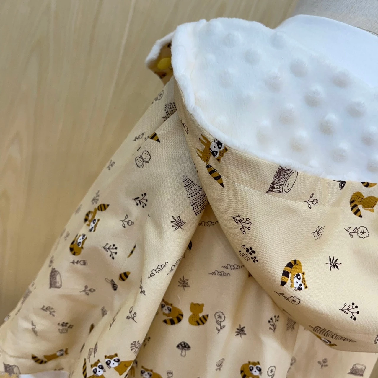 (5天快出)浣熊森林 Raccoon Meadow Playtime 嬰幼兒 手工保暖雙面斗篷
