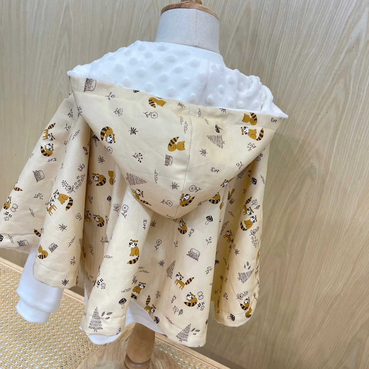 (5天快出)浣熊森林 Raccoon Meadow Playtime 嬰幼兒 手工保暖雙面斗篷