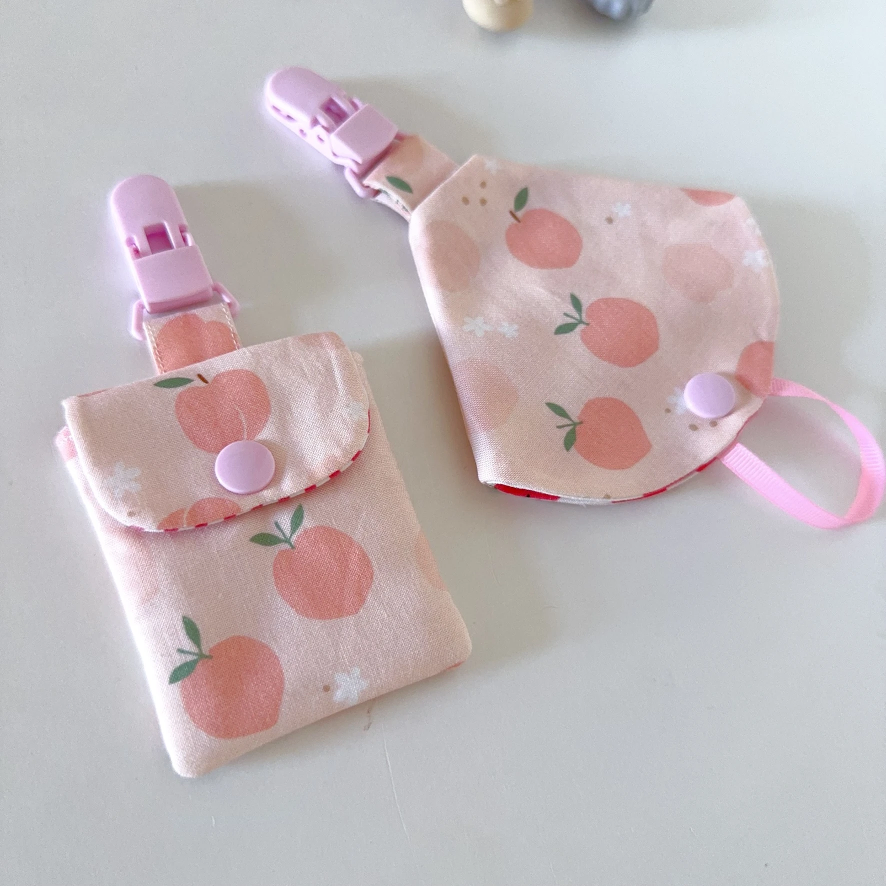 桃福滿滿 Peachy Blessings 奶嘴鍊防塵套 平安符袋