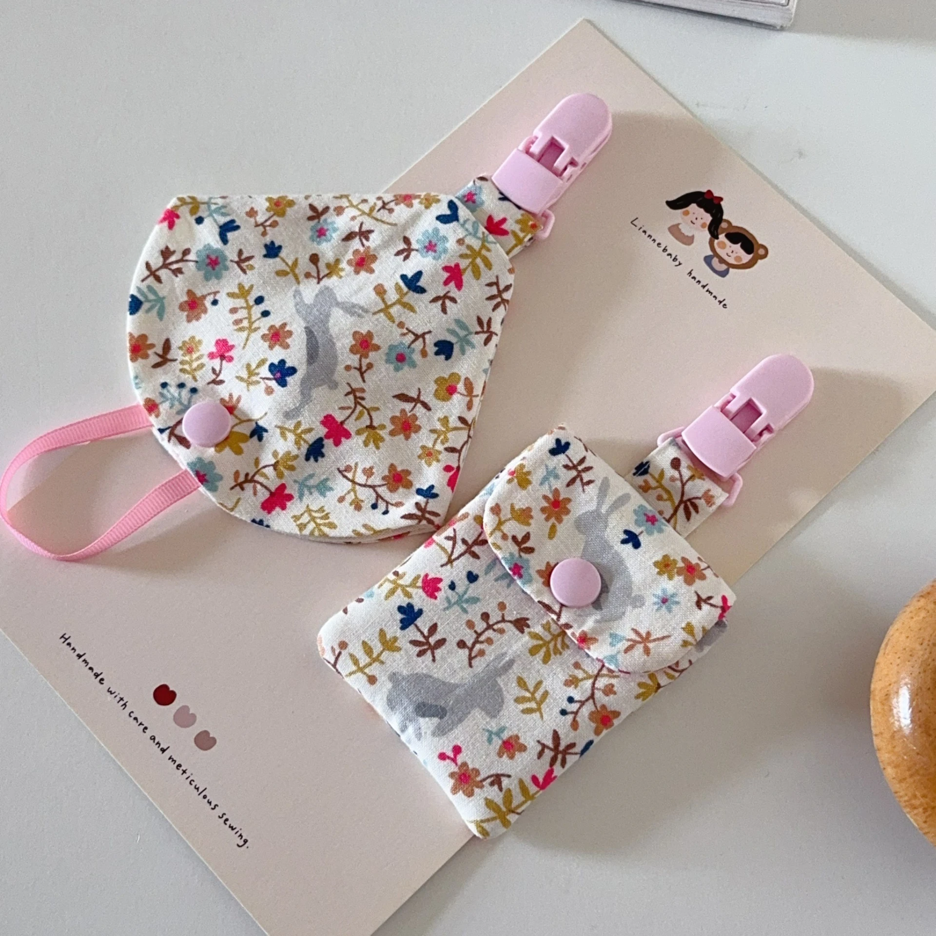 米白花叢兔兔 Ivory Meadow Bunny 奶嘴鍊防塵套 平安符袋