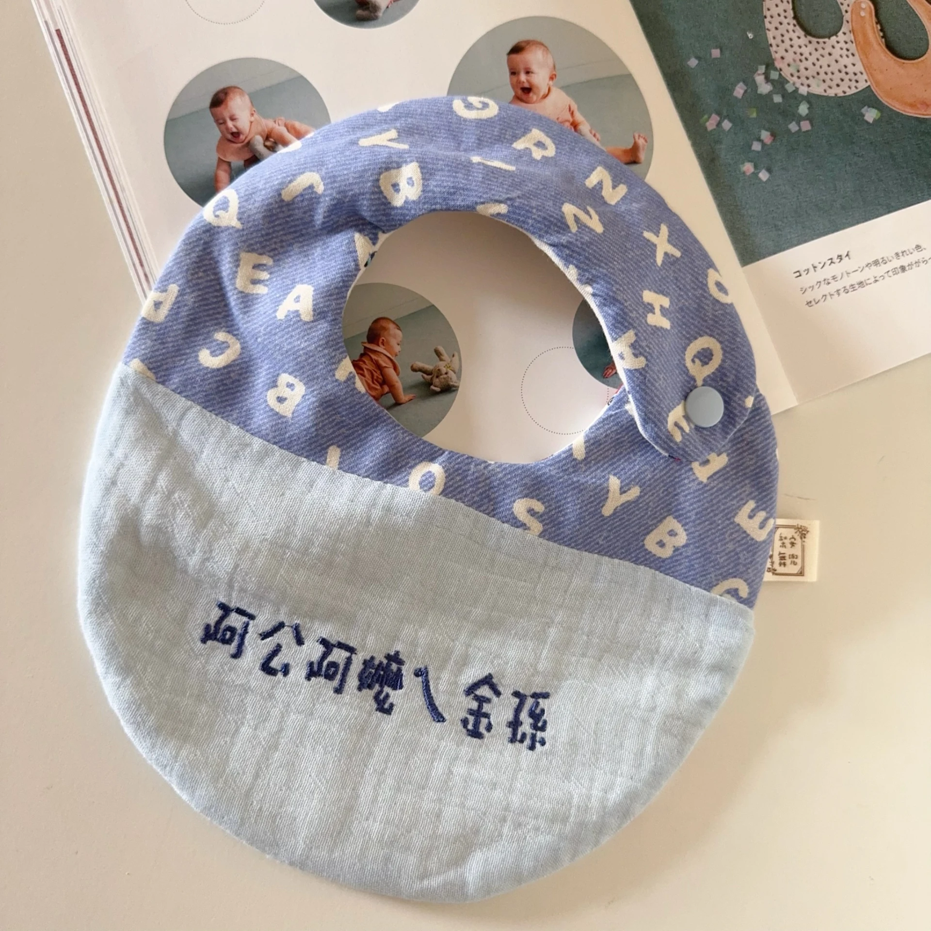 牛仔ABC字母學 Alphabet Play Patch 天然染色 繡字圍兜 | 水藍皺+藍字