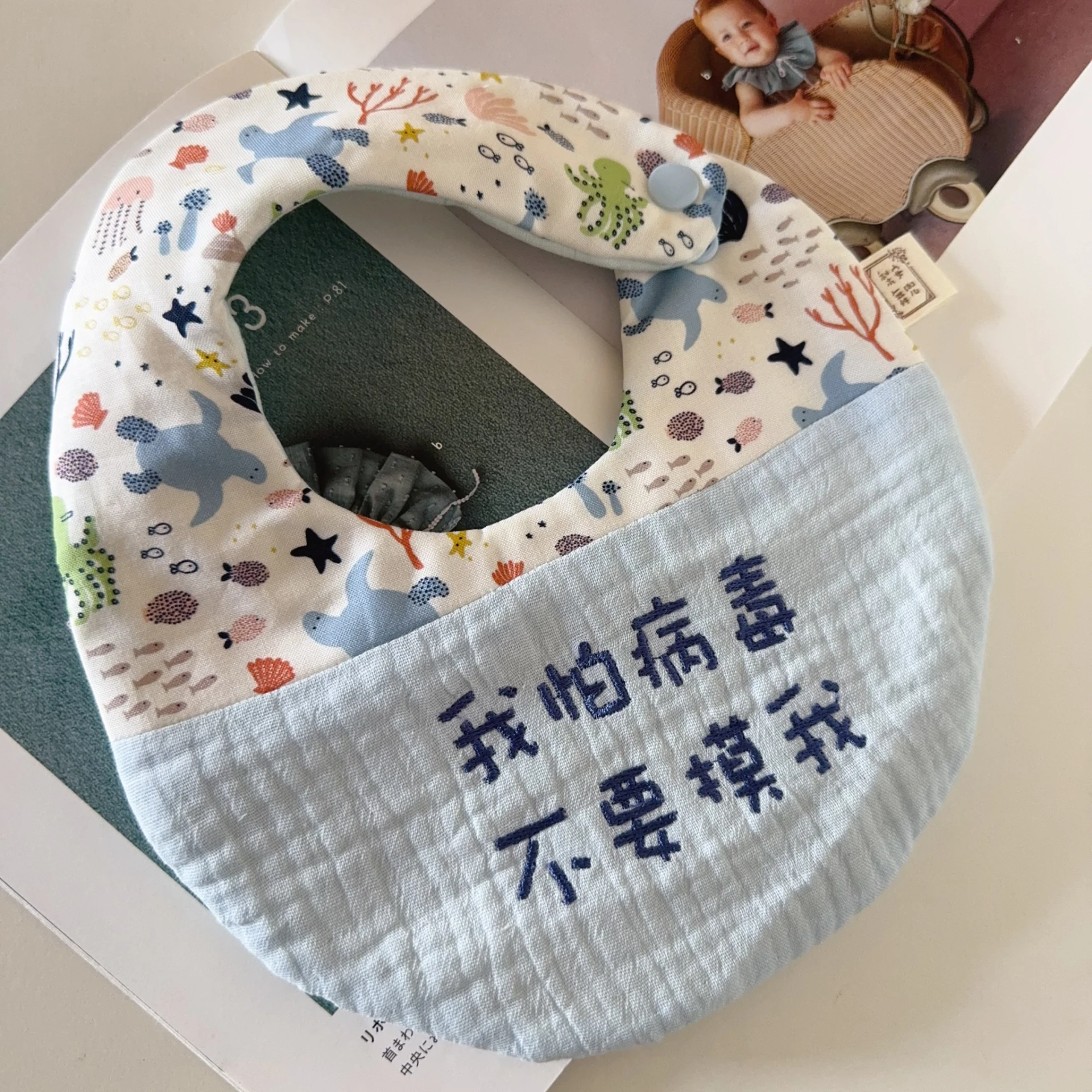托瓦海龜Tove Turtle 天然染色 繡字圍兜  | 水藍皺+藍字