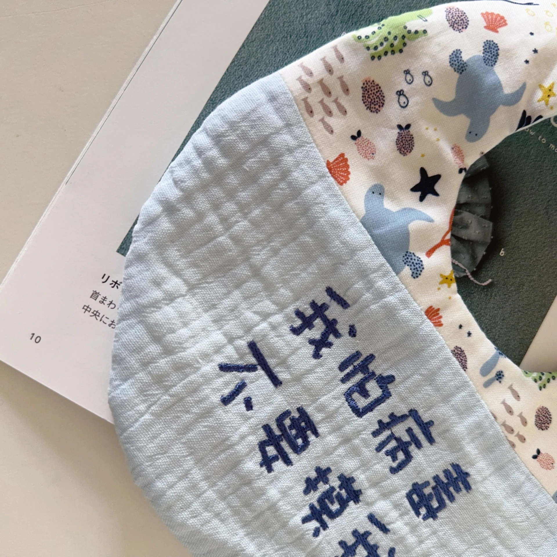 托瓦海龜Tove Turtle 天然染色 繡字圍兜  | 水藍皺+藍字