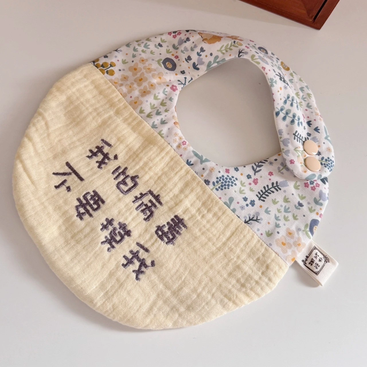 米白兔野花園 天然染色 繡字圍兜 | 黃皺+咖字