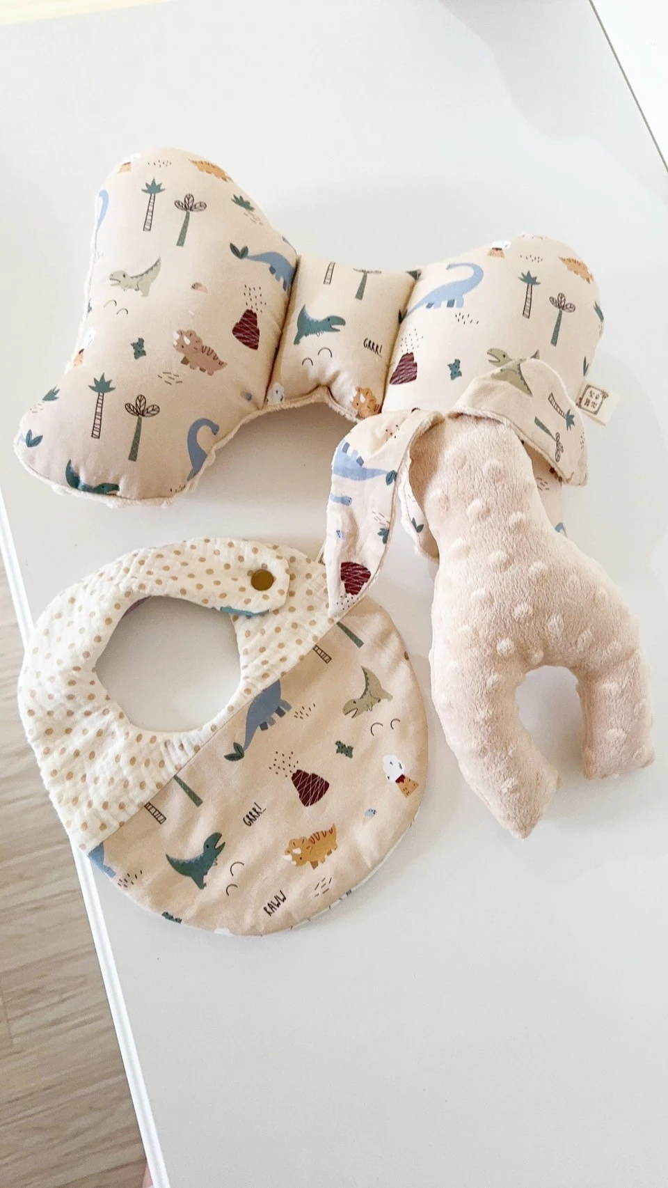 奶茶粉恐龍侏儸紀 Milk Tea Dino Jurassic 蝴蝶枕圍兜樂豆兔 Baby shower gifts