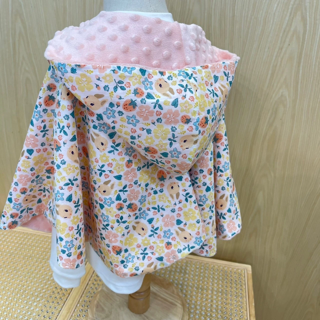 草莓兔兔的花園下午茶 Strawberry Bunny Garden Tea Party 手工雙面斗篷