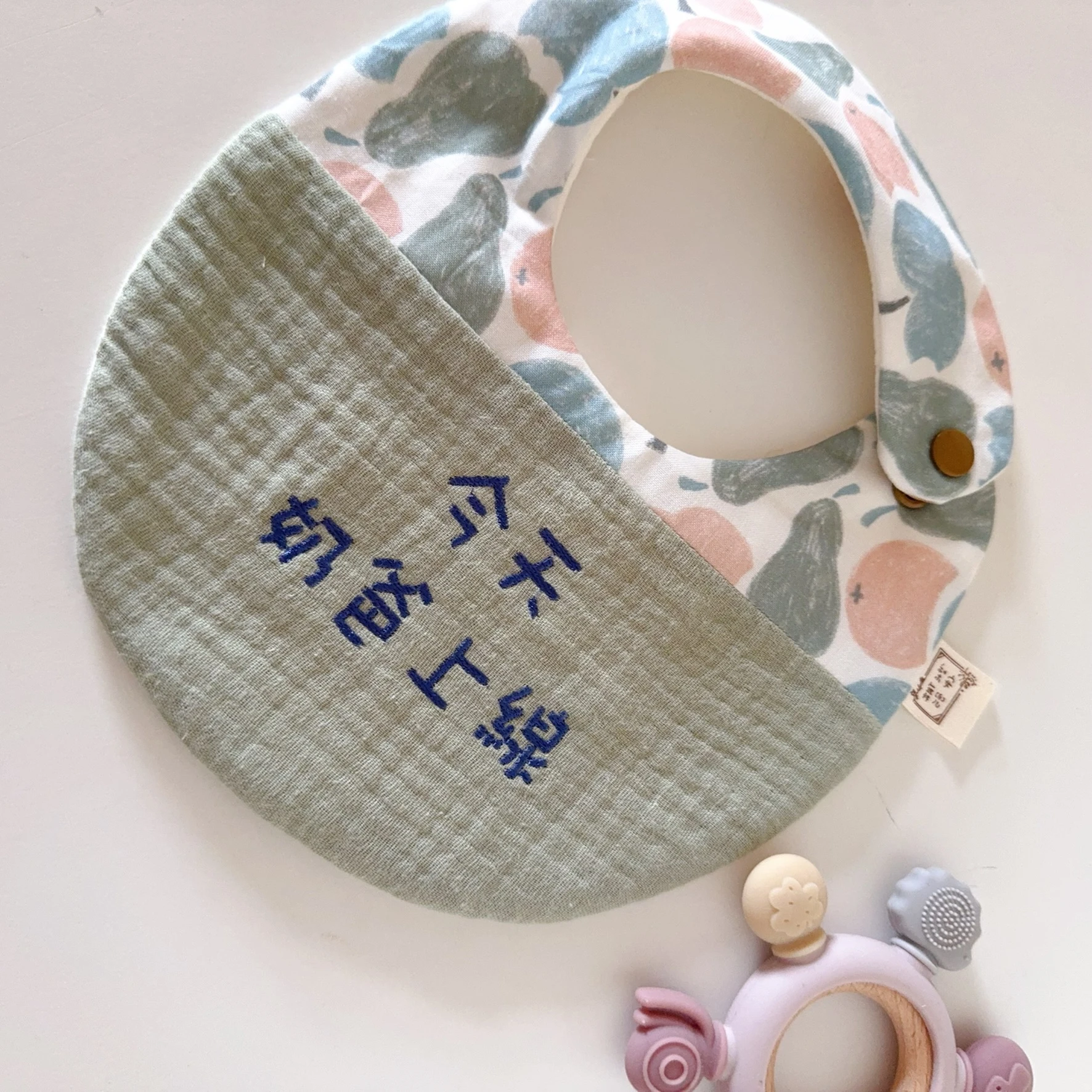 平安豐盛 Serenity & Harvest 天然染色 繡字圍兜  | 抹茶綠皺+藍字