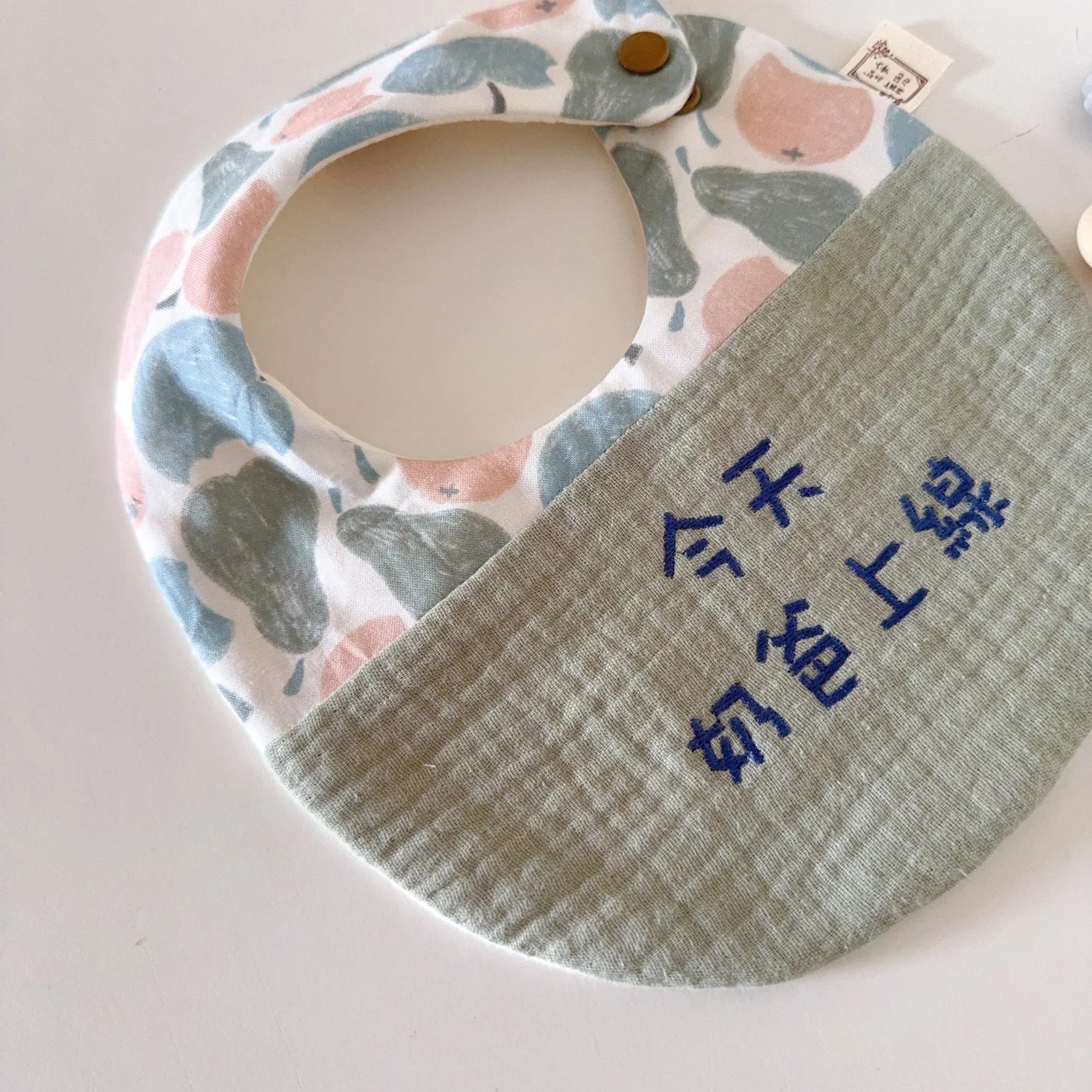 平安豐盛 Serenity & Harvest 天然染色 繡字圍兜  | 抹茶綠皺+藍字