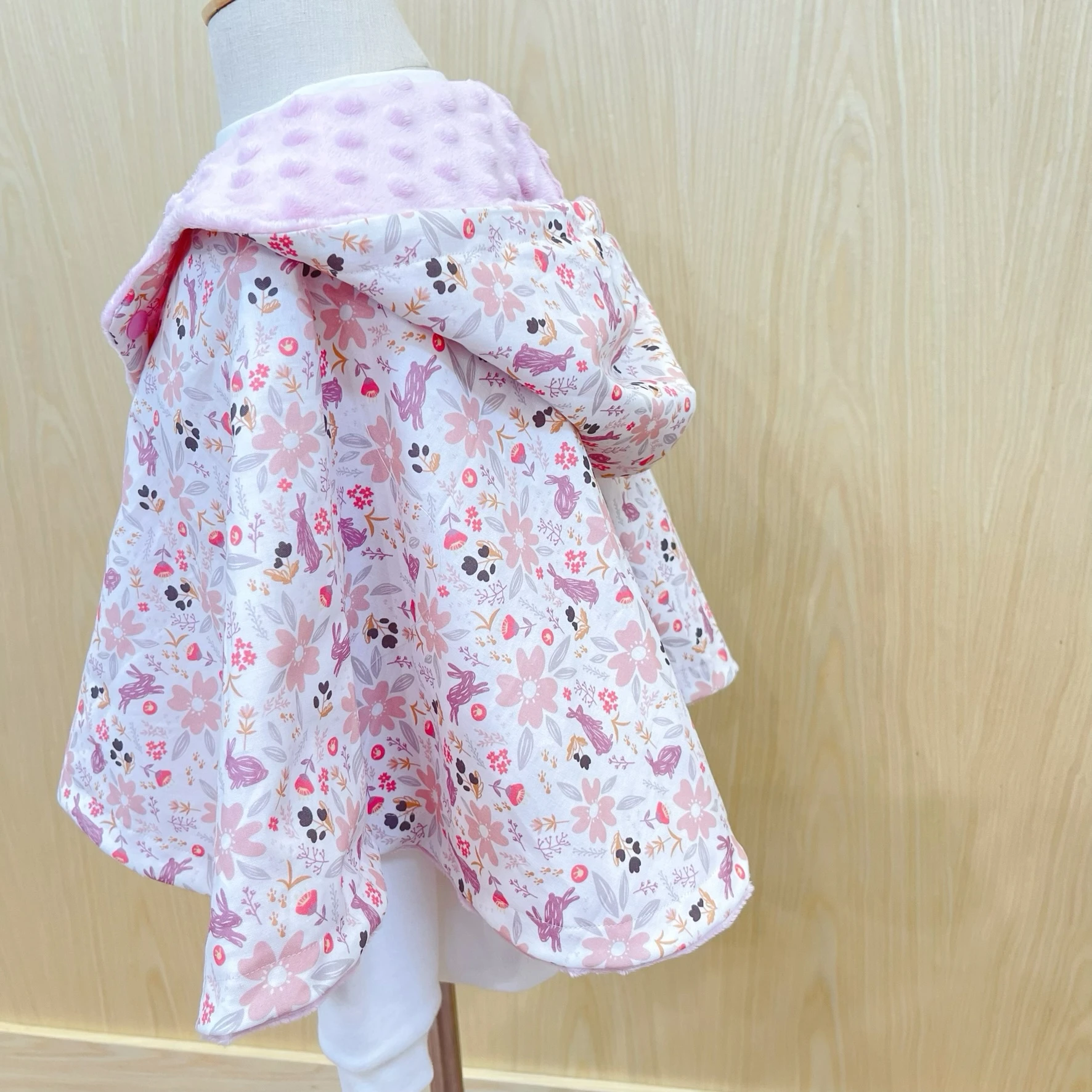 (5天快出) 花間粉兔 Floral Bunny Meadow 手工保暖防風嬰幼兒斗篷披風 (70-130CM可穿)