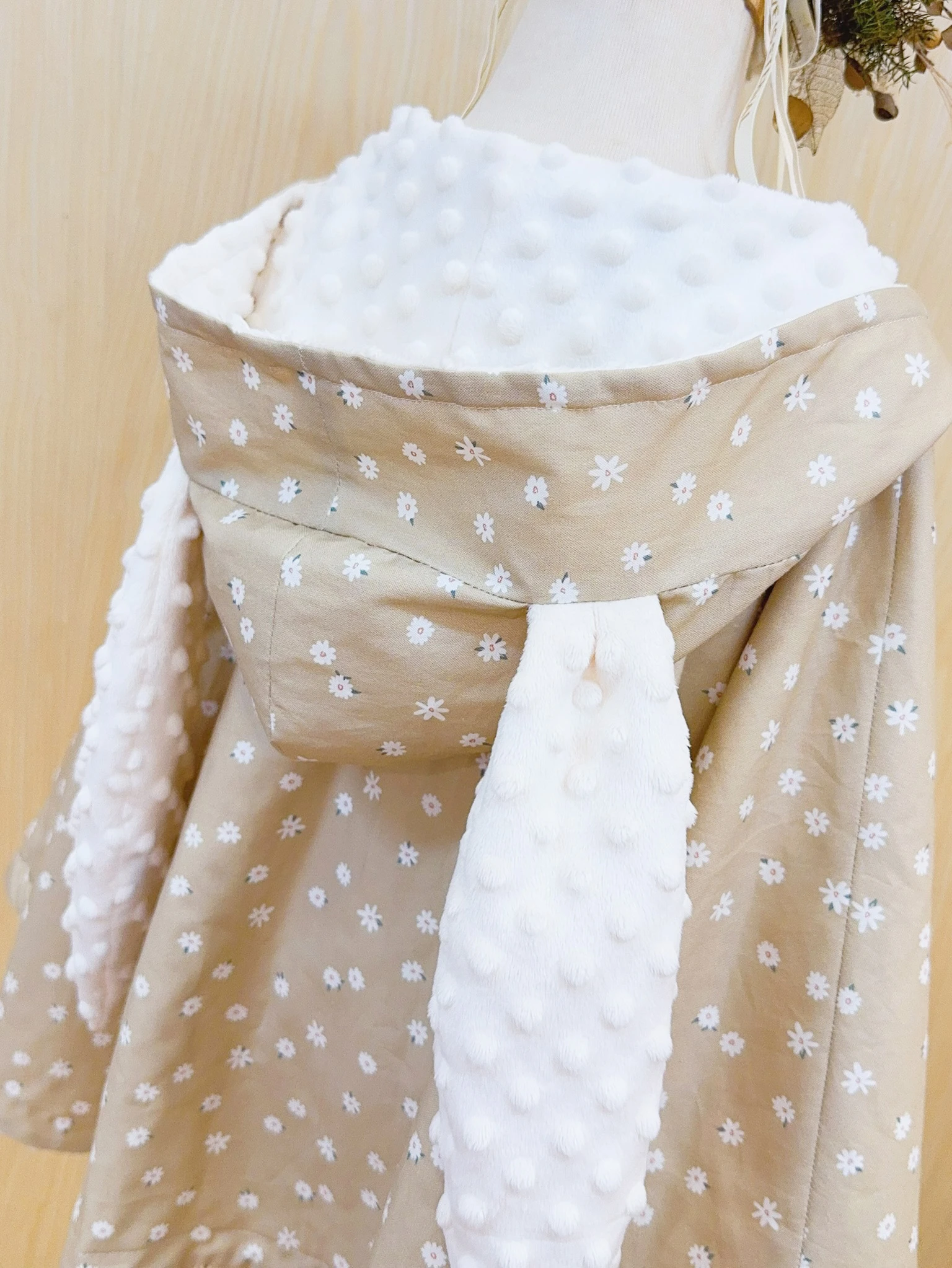 奶杏野雛菊 Daisy Fields in Cream Beige手工保暖雙面斗篷