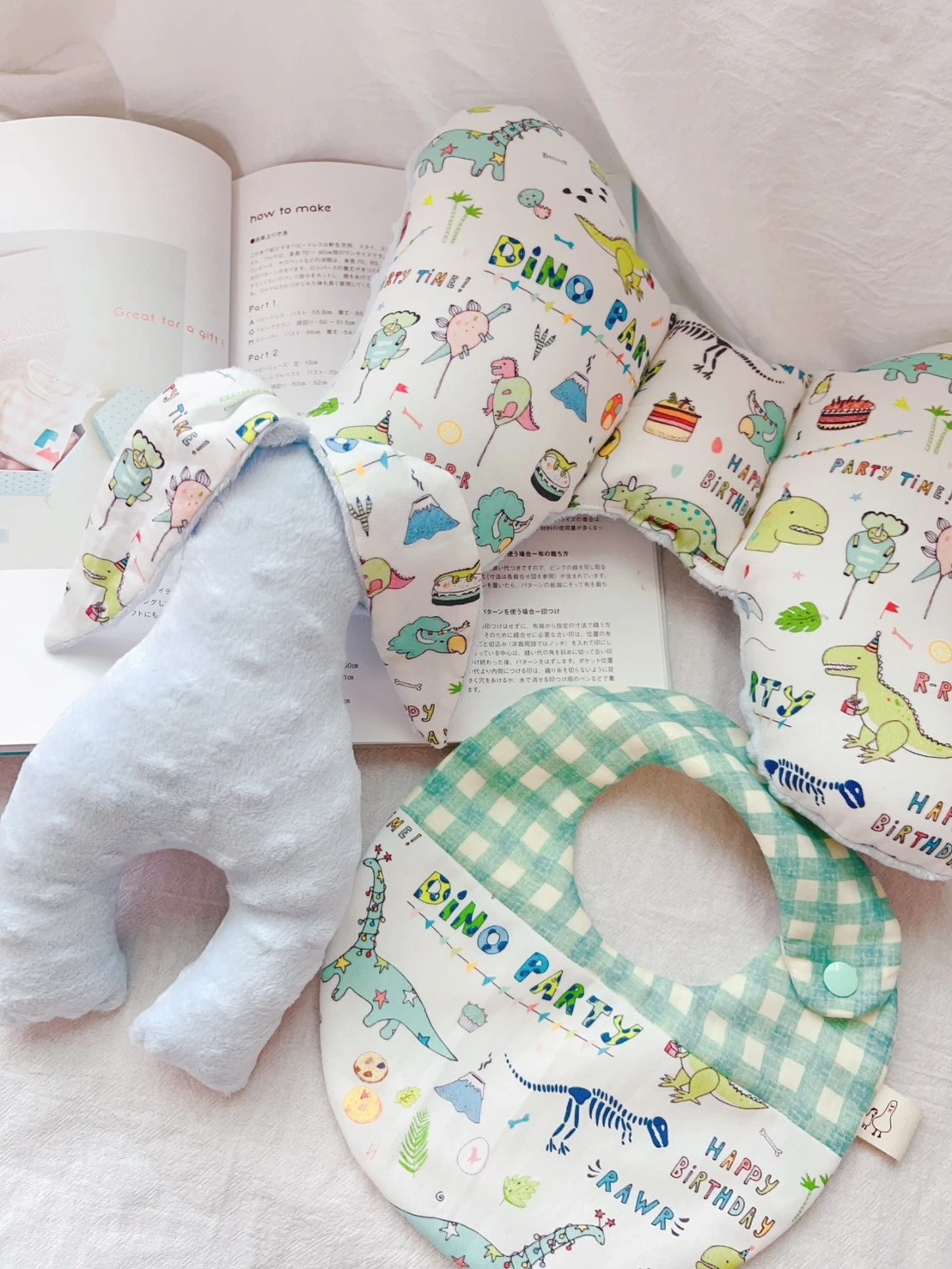 🦕恐龍派對 Dino Party Adventure 蝴蝶枕 圍兜 樂豆兔 嬰兒禮物 滿月禮