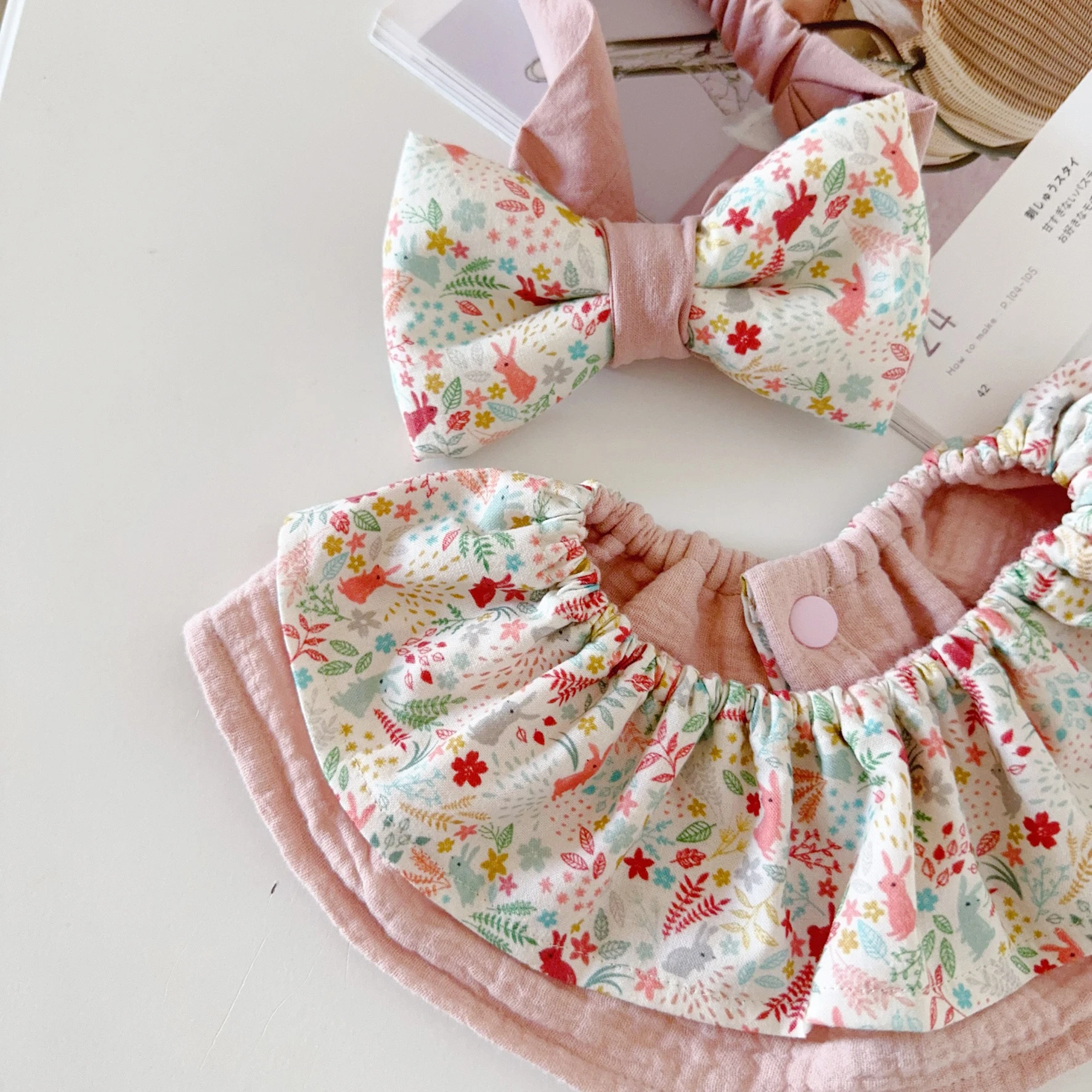 (5天快出)粉薄荷草兔 Mint Meadow Bunnies 荷葉圍兜+寶寶髮帶 baby shower gifts