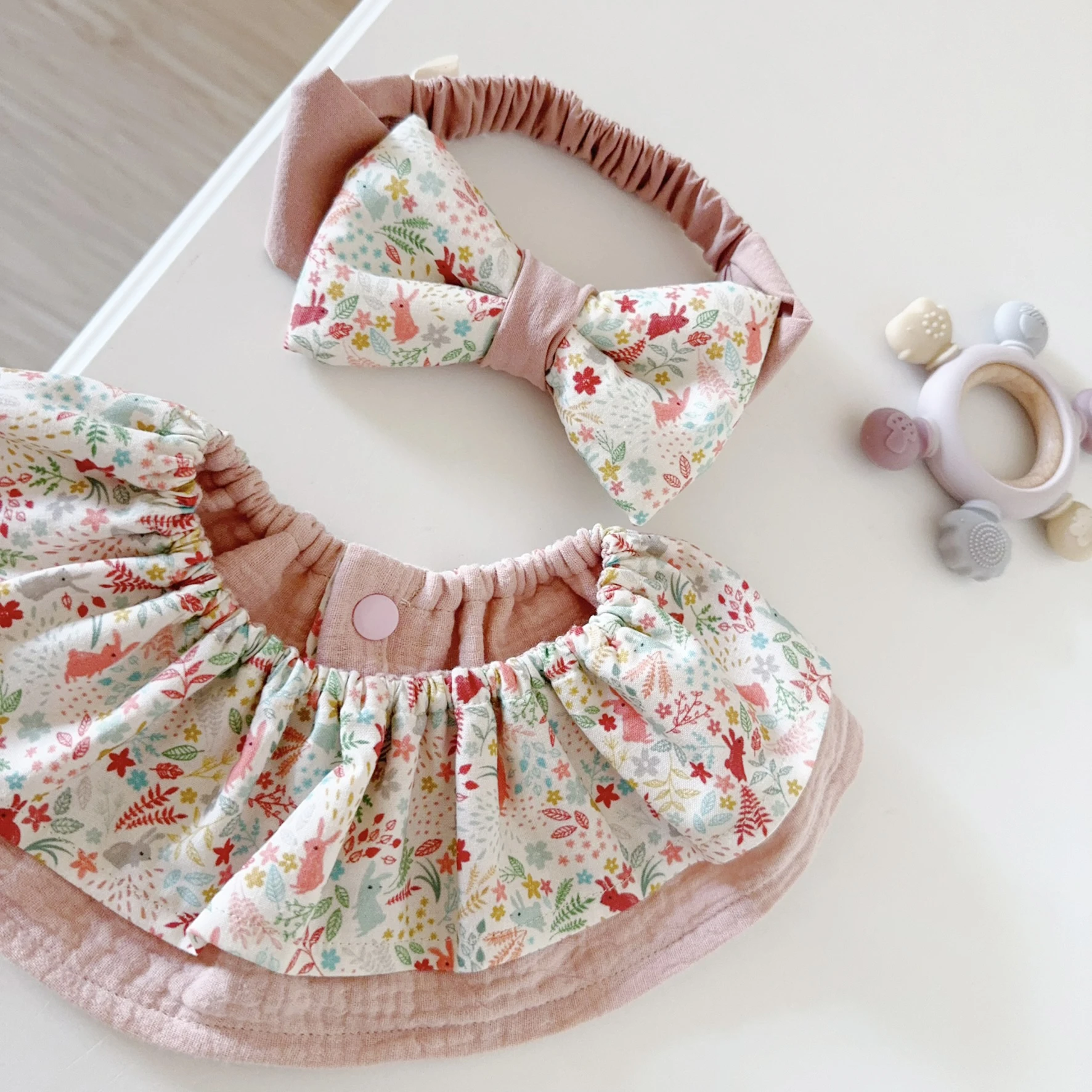 (5天快出)粉薄荷草兔 Mint Meadow Bunnies 荷葉圍兜+寶寶髮帶 baby shower gifts