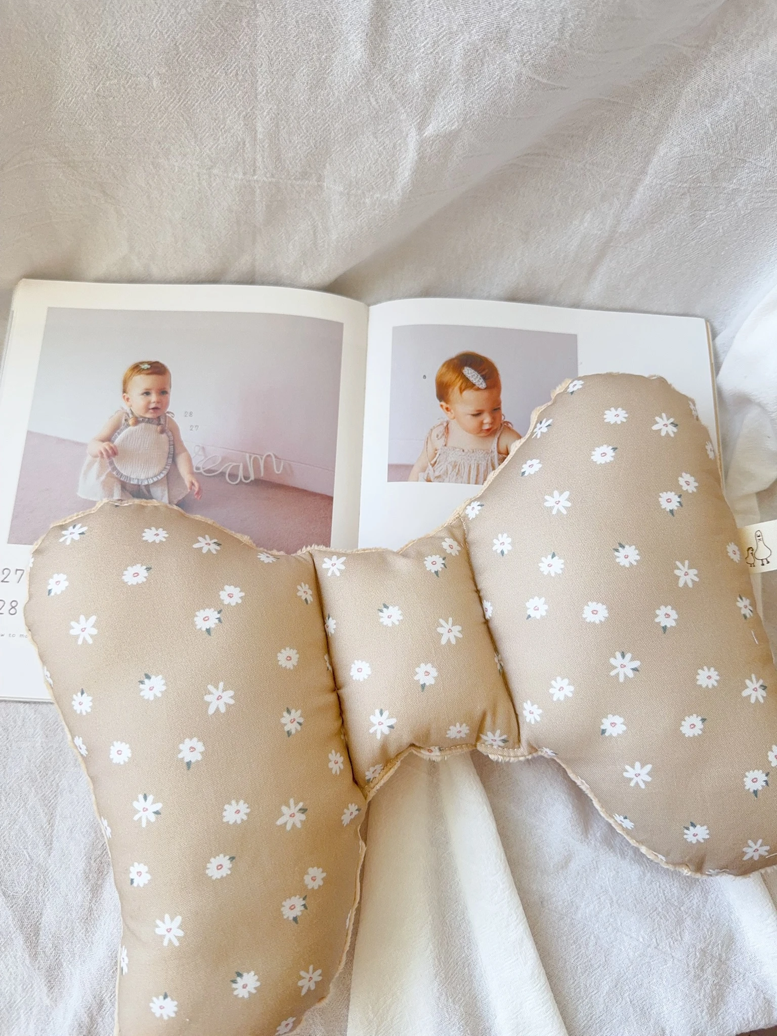 奶杏野雛菊 Daisy Fields in Cream Beige 手工寶寶蝴蝶枕 護頸枕