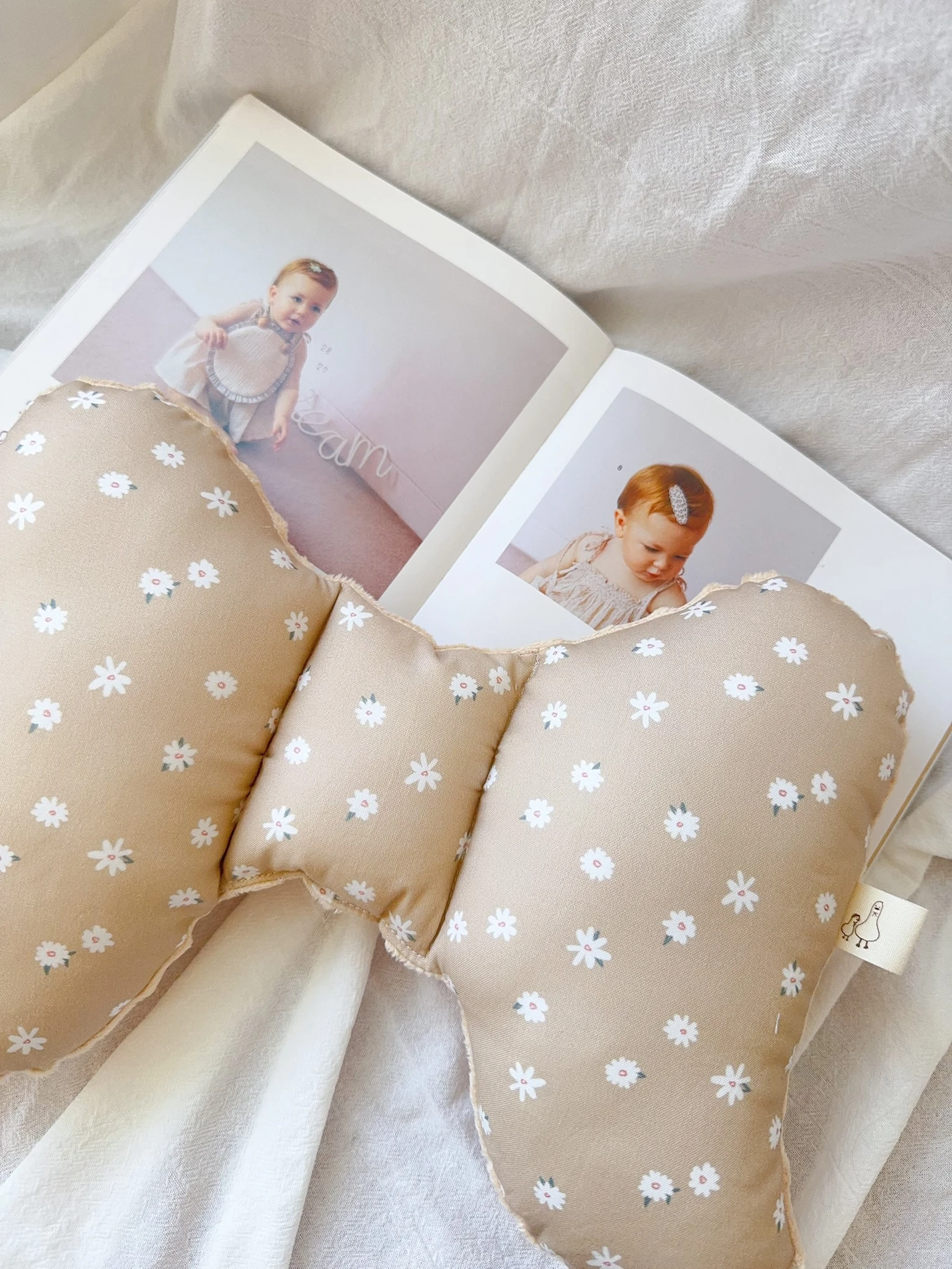 奶杏野雛菊 Daisy Fields in Cream Beige 手工寶寶蝴蝶枕 護頸枕