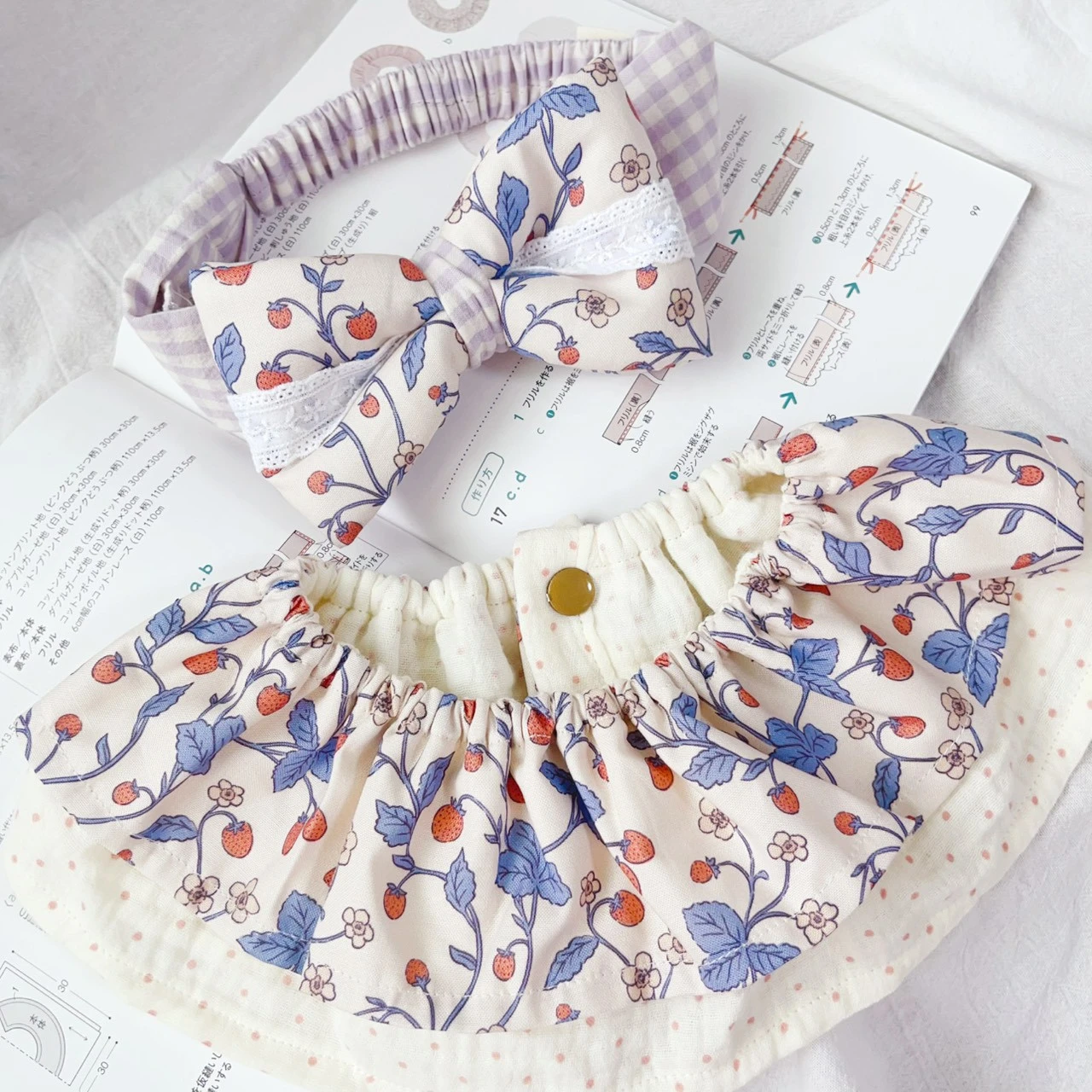 (5天快出)紫藤草莓漫漫 Wisteria & Strawberry Harmony  荷葉圍兜+寶寶髮帶 baby shower gifts