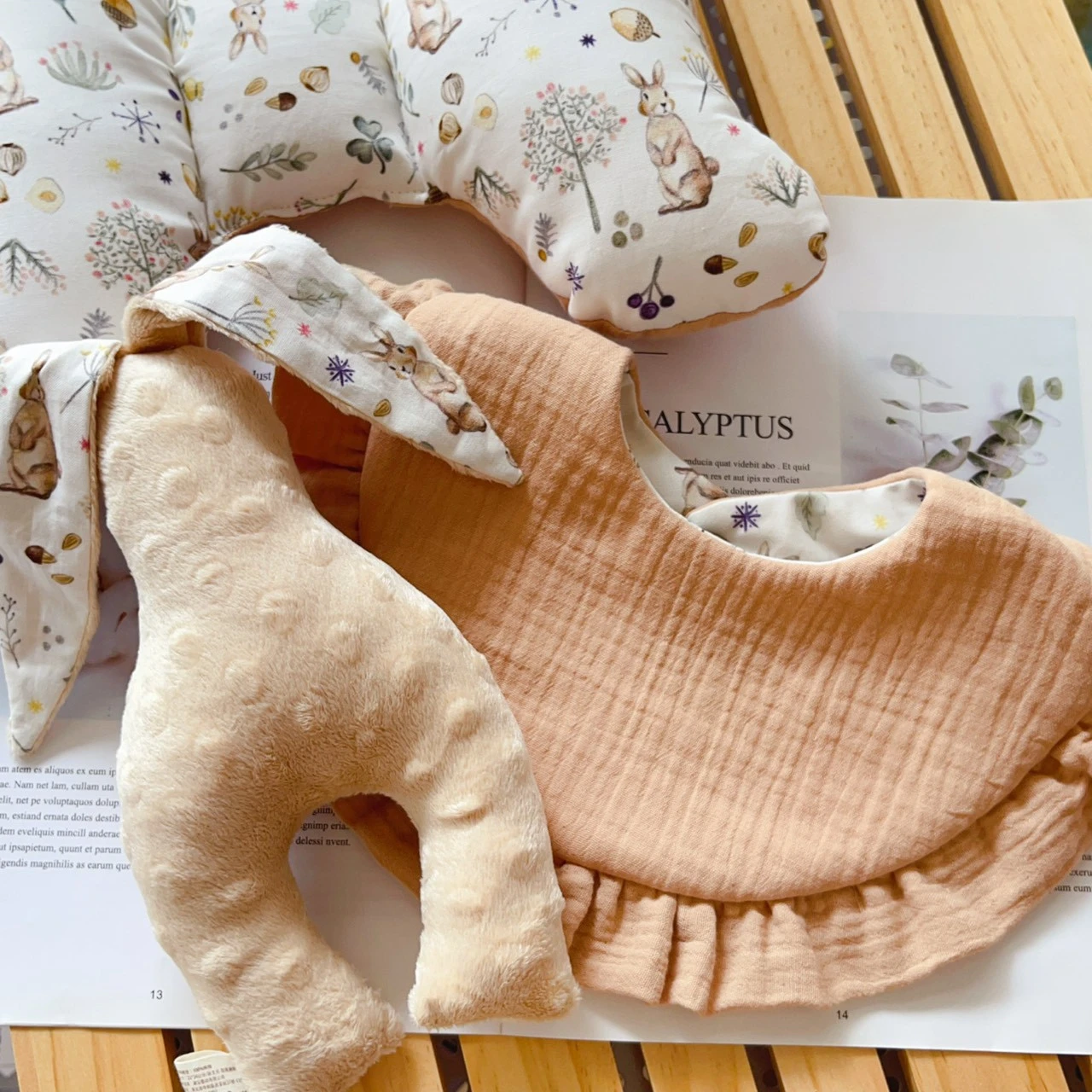 秘境森林小兔 Whispering Forest Bunny 蝴蝶枕圍兜樂豆兔 嬰兒禮物三件組