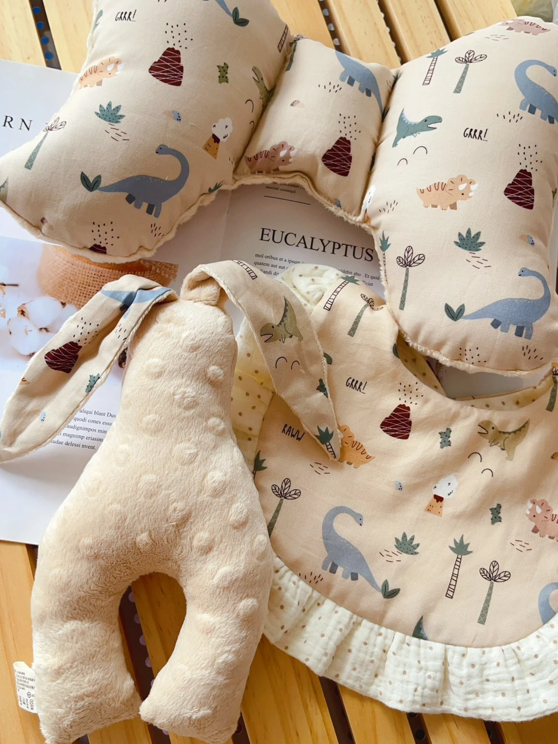 奶茶粉恐龍侏儸紀 Milk Tea Dino Jurassic 蝴蝶枕荷葉圍兜樂豆兔 Baby shower gifts