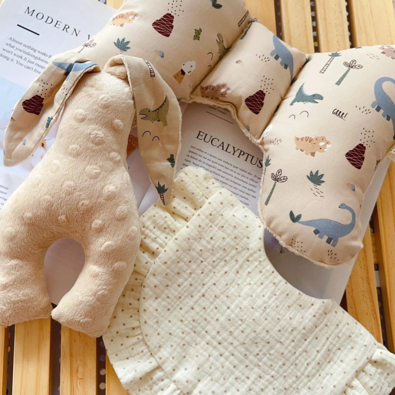 奶茶粉恐龍侏儸紀 Milk Tea Dino Jurassic 蝴蝶枕荷葉圍兜樂豆兔 Baby shower gifts