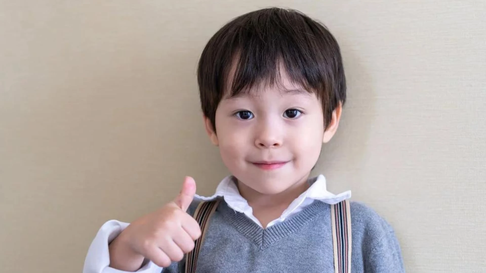 小男孩比讚