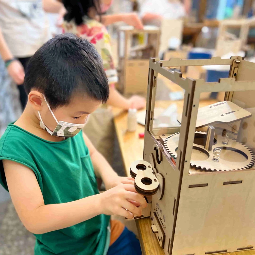 小孩作扭蛋機