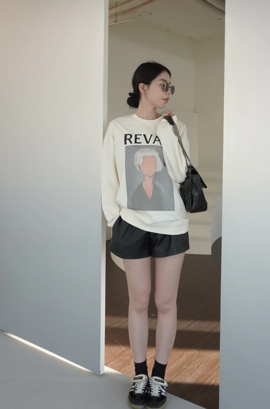 設計感無臉大學tee
