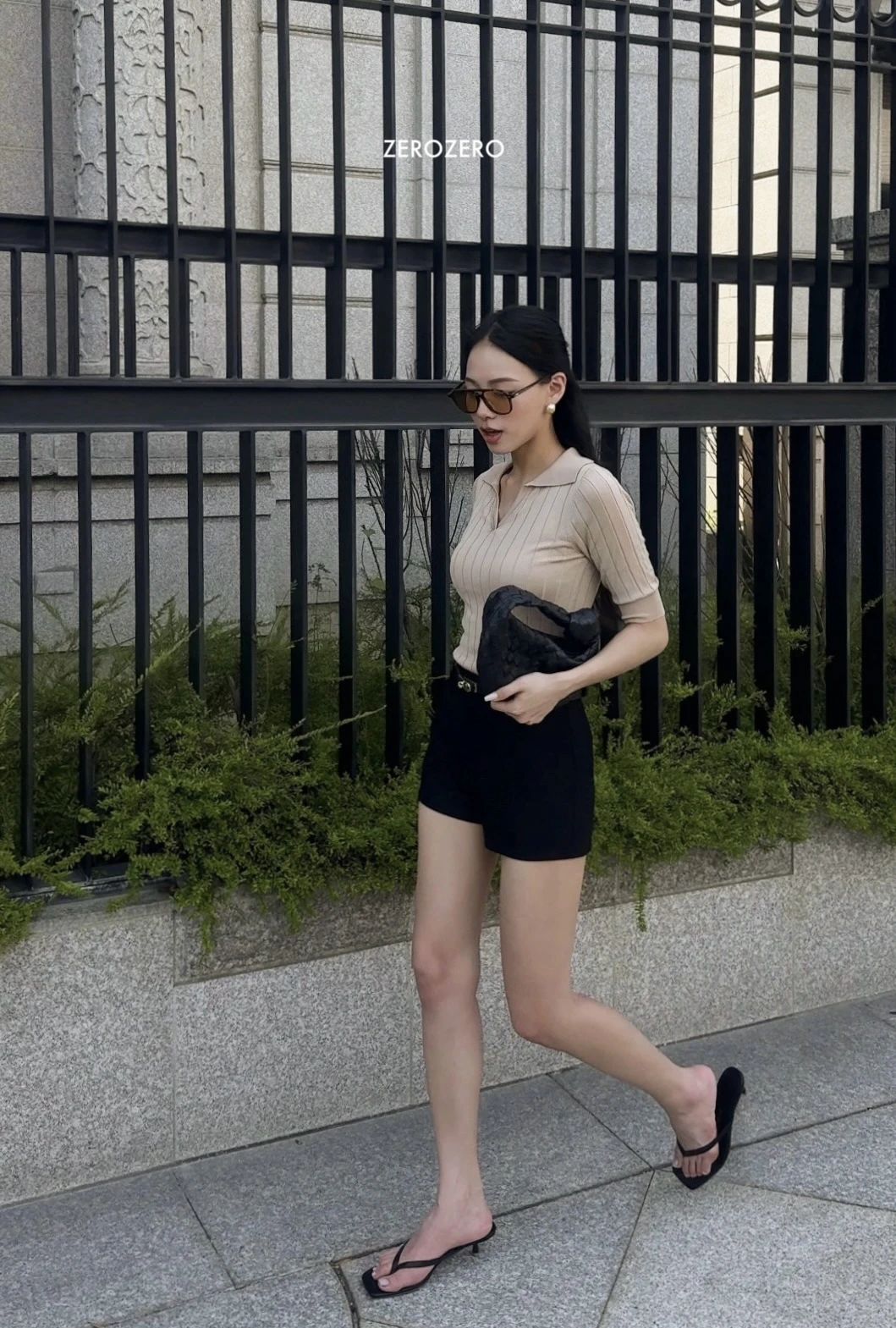 黑皮革低跟夾腳拖