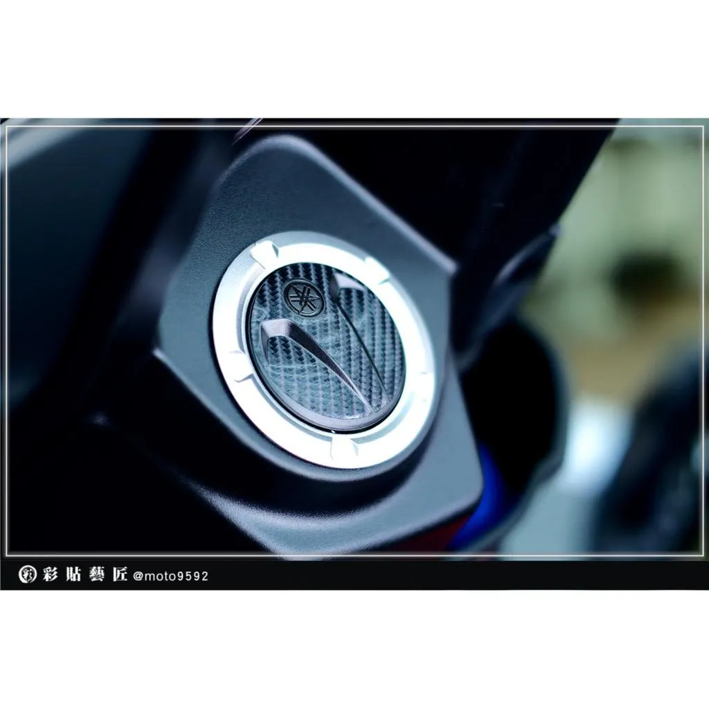 彩貼藝匠 YAMAHA 車款通用【舊款】油箱蓋貼 卡夢 仿真鍛造碳纖維 車膜 貼紙 防刮 遮傷 機車貼紙