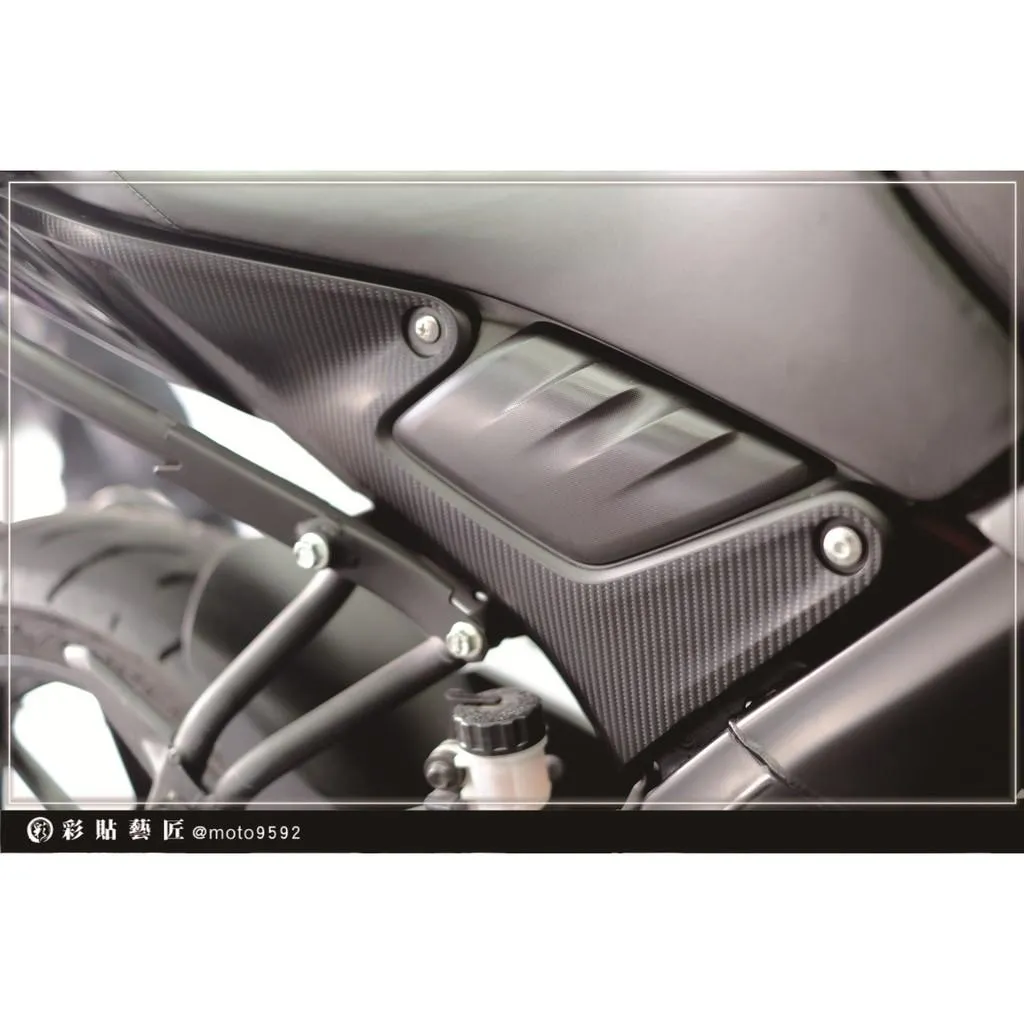 彩貼藝匠 2019 MT-15 坐墊下方車殼貼（一對）卡夢 仿真鍛造碳纖維 車膜 貼紙 防刮 遮傷 機車貼紙