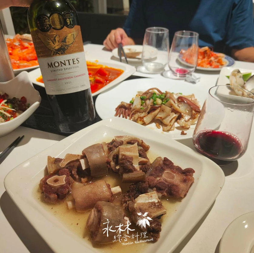 【今日美饌 – 台灣牛尾🐮搭配智利MONTES紅酒 + 蒜頭香煎小卷🦑】󠀠󠀠
