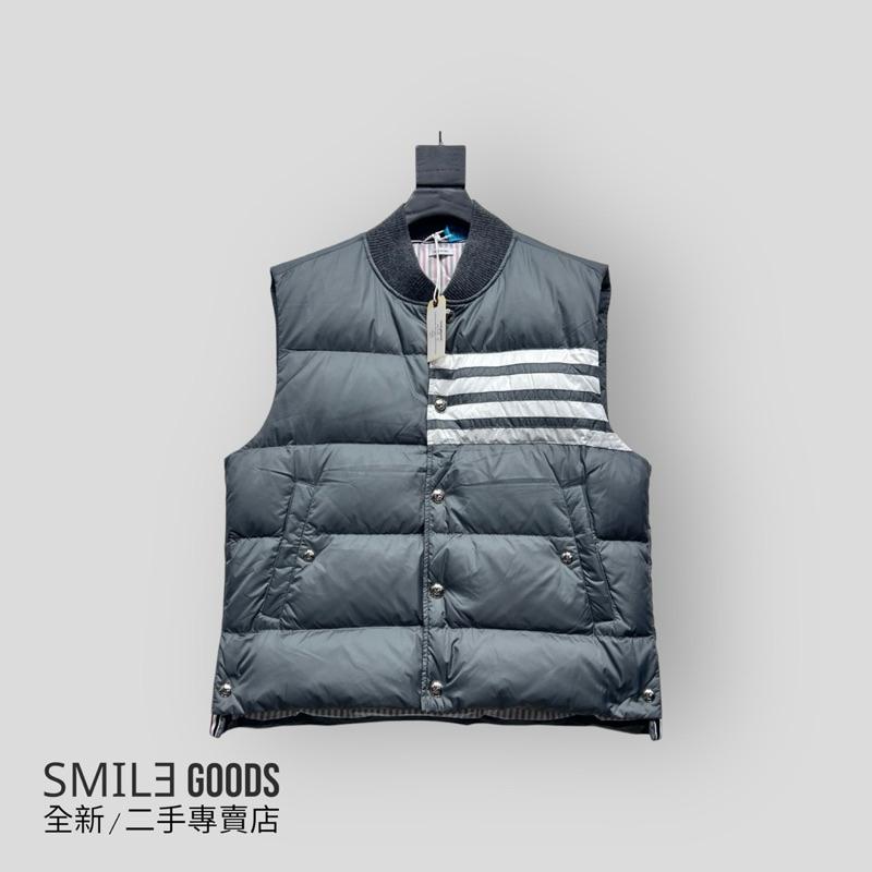 [SMILE] THOM BROWNE 條紋羽絨背心 灰色 山羊毛領