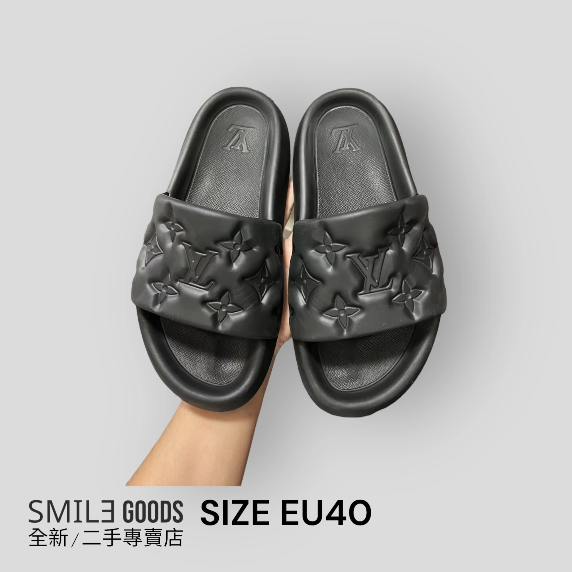 ［SMILE]Louis Vuitton 浮雕 滿logo拖鞋 黑色