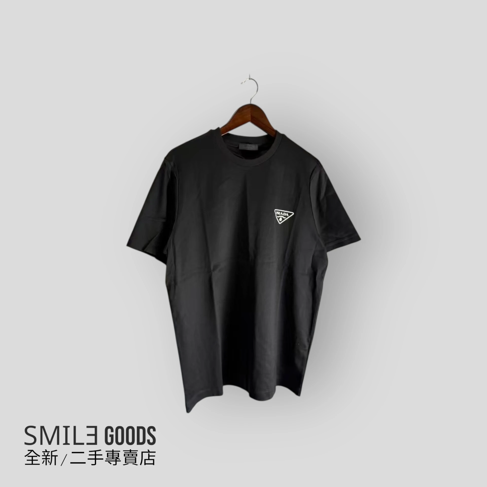 ［SMILE] Prada黑色三角標膠印短袖